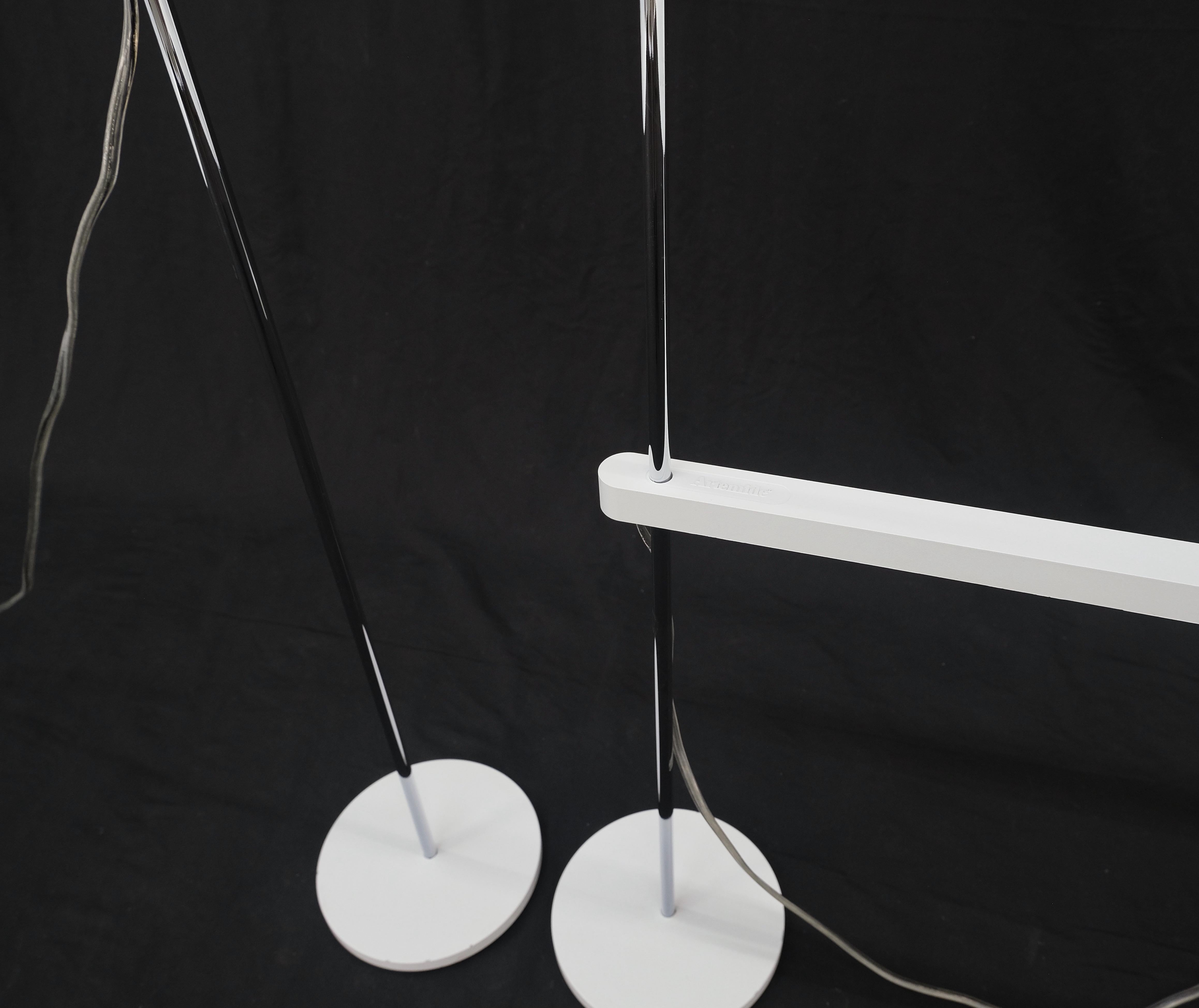 Pair of Mid Century Italian Modern Artemide Desk Lamps Adjustable Height  For Sale 5