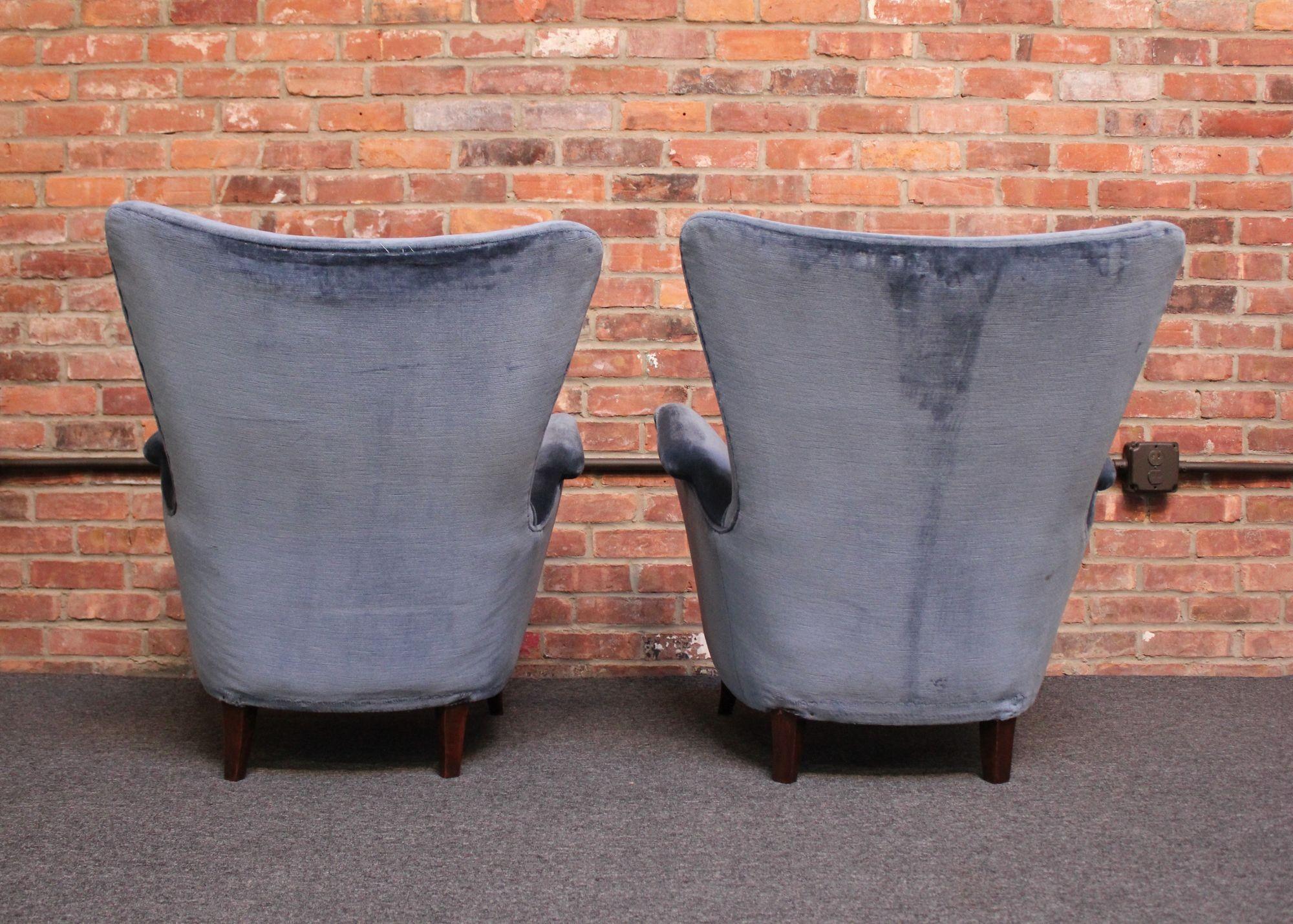 Pair of Mid-Century Italian Modern Blue Velvet Sculptural Wingback Lounge Chairs For Sale 1