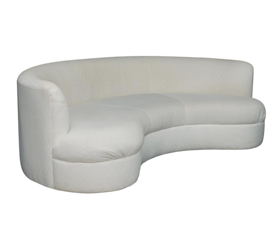 Pair of Midcentury Italian Modern Curved Kidney Bean Cloud Sofa Set in White 1