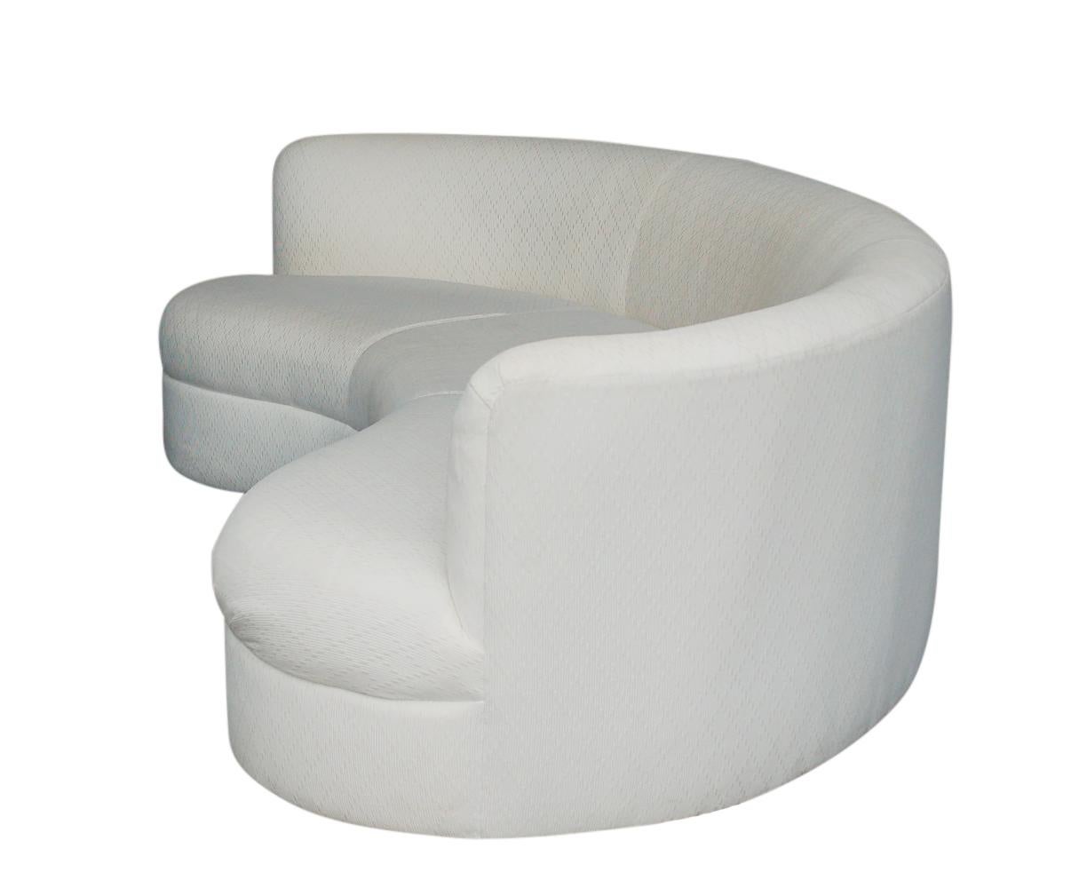 Pair of Midcentury Italian Modern Curved Kidney Bean Cloud Sofa Set in White In Good Condition In Philadelphia, PA