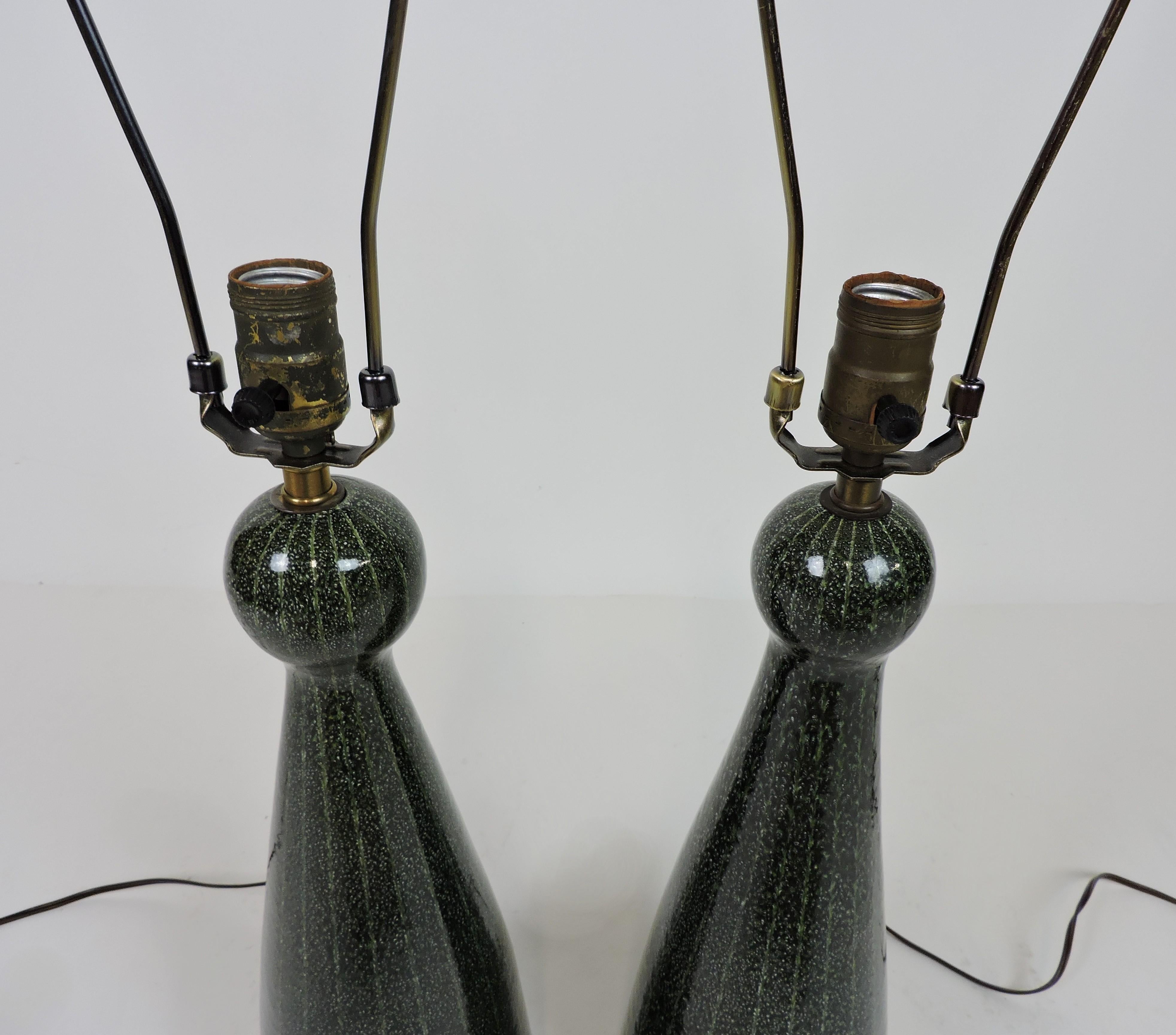 Pair of Mid-Century Italian Modern Dark Green Ceramic Table Lamps Bitossi Style In Good Condition In Chesterfield, NJ