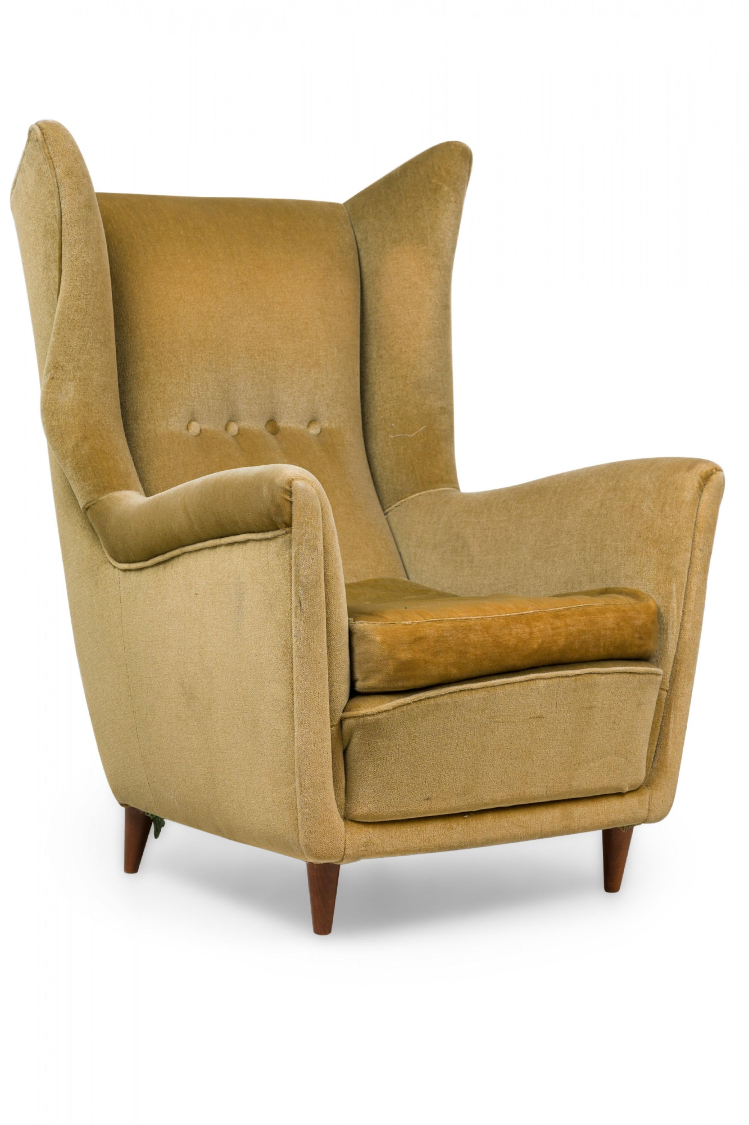 Paire de fauteuils modernes italiens du milieu du siècle dernier (années 1950) à haut dossier et côtés en forme d'ailes, capitonnés et recouverts de velours vert, reposant sur 4 courts pieds coniques (à la manière de GIO PONTI) (PRIX POUR LA