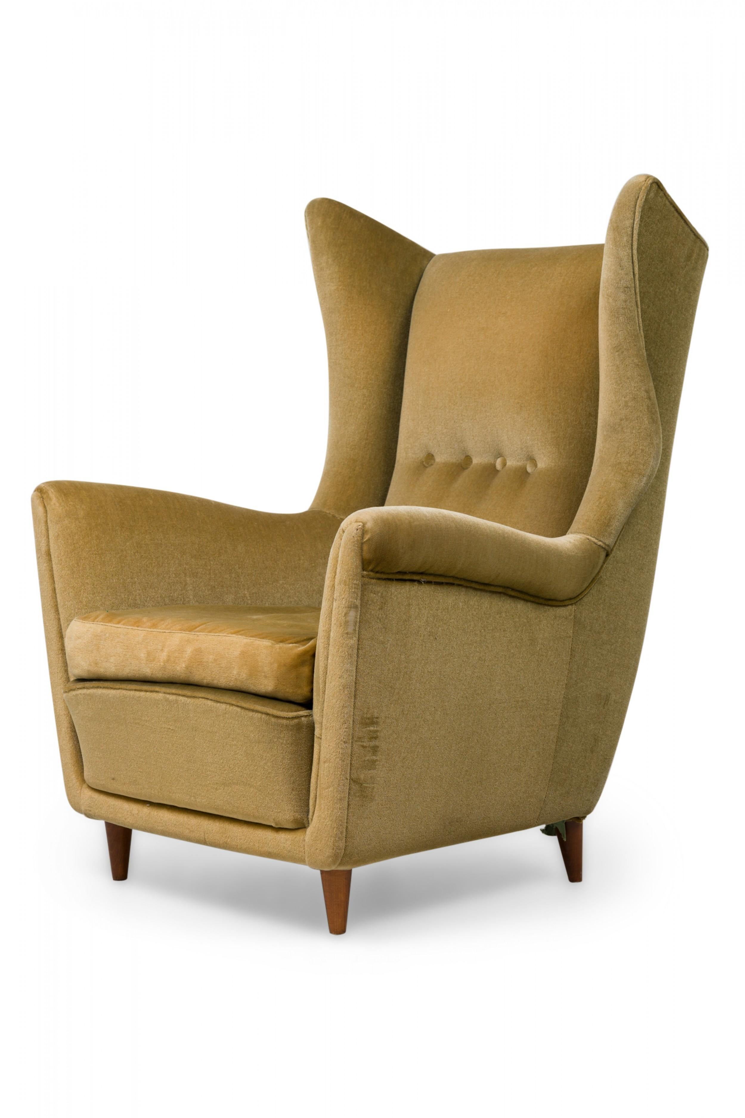 Pair of Midcentury Italian Modern Gold Velvet Upholstered Lounge / Armchairs In Good Condition For Sale In New York, NY