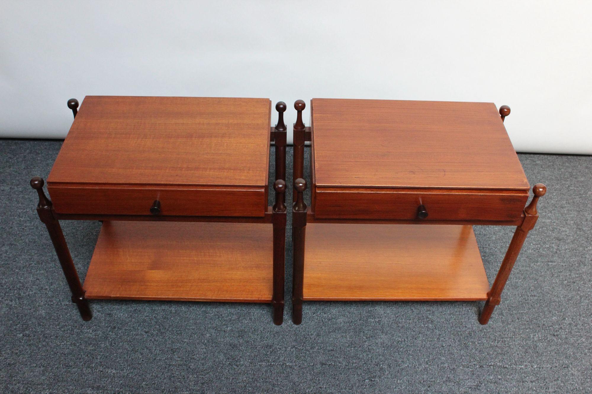 Pair of bedside tables / nightstands designed and manufactured by FP Fratelli Proserpio (1950s, Meda, Italy).
Small scale, though designed to maximize storage capability with a single drawer and lower bottom tier surface.
Teak frames are adorned