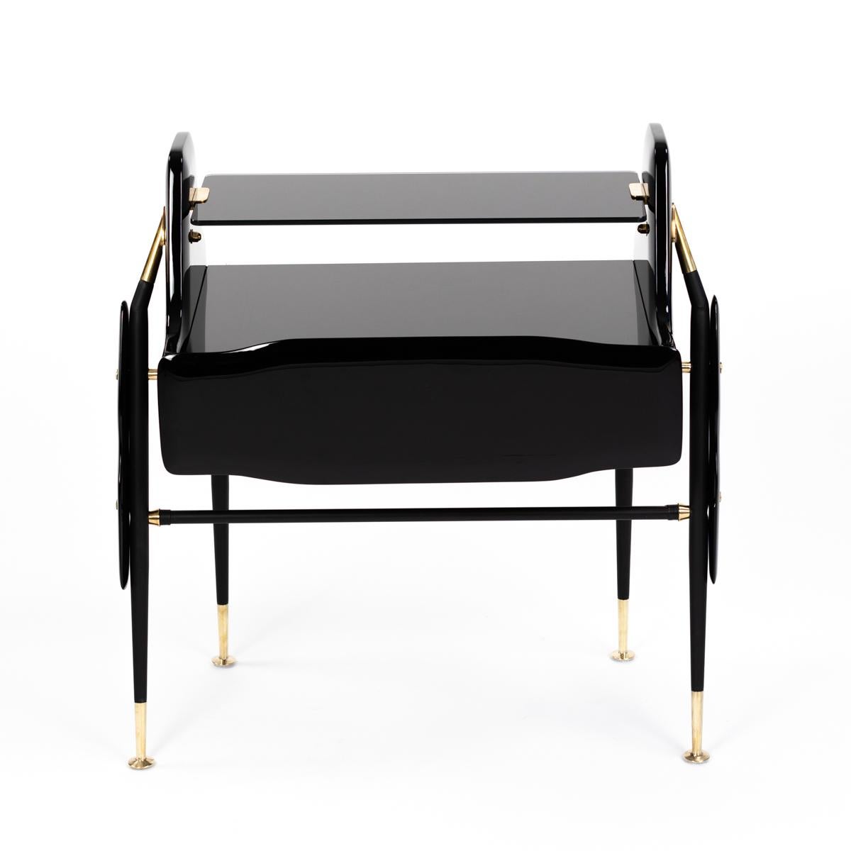 Pair of Midcentury Italian Night Stands Black Lacquered, Brass Details, 1950s In Good Condition In Salzburg, AT