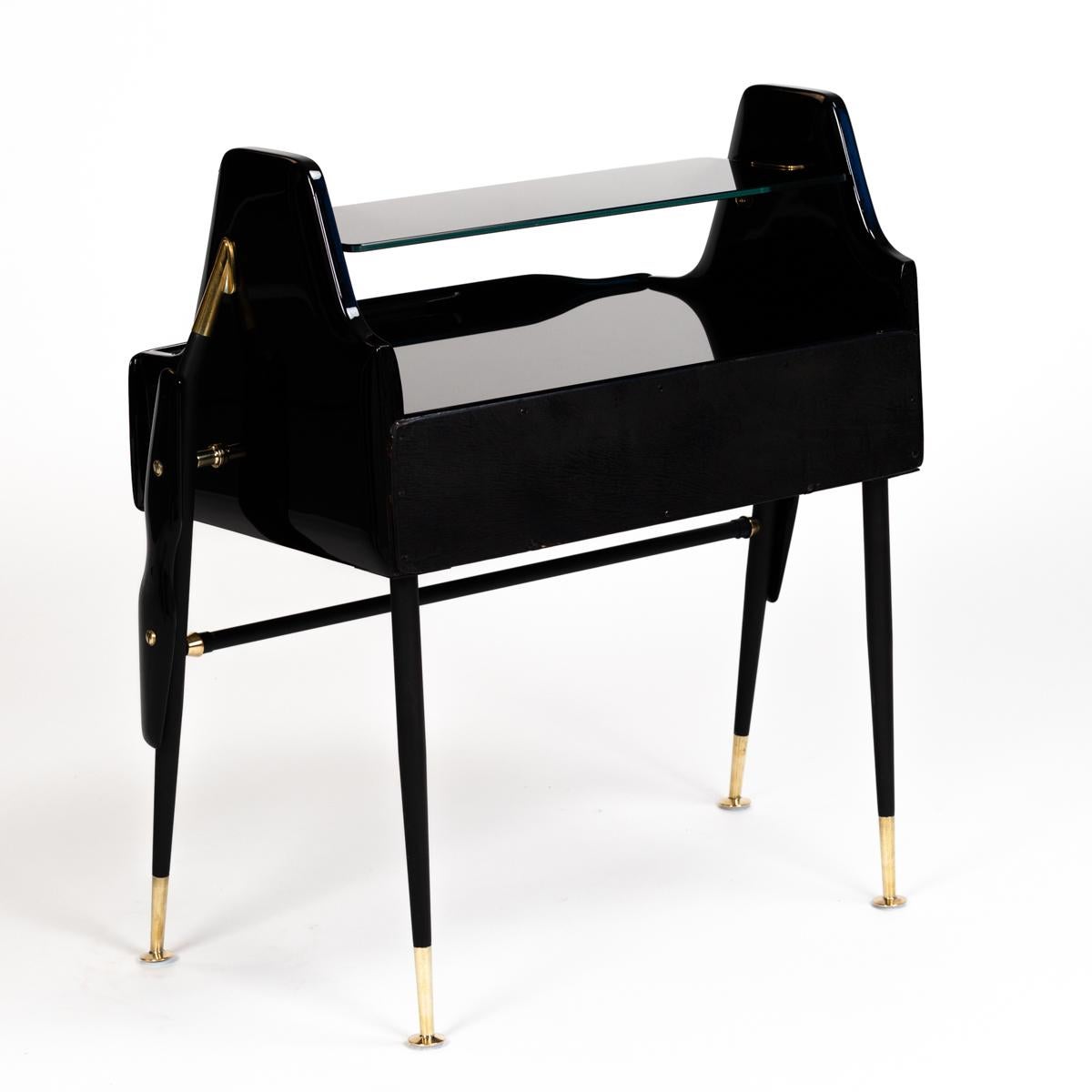 Pair of Midcentury Italian Night Stands Black Lacquered, Brass Details, 1950s 3