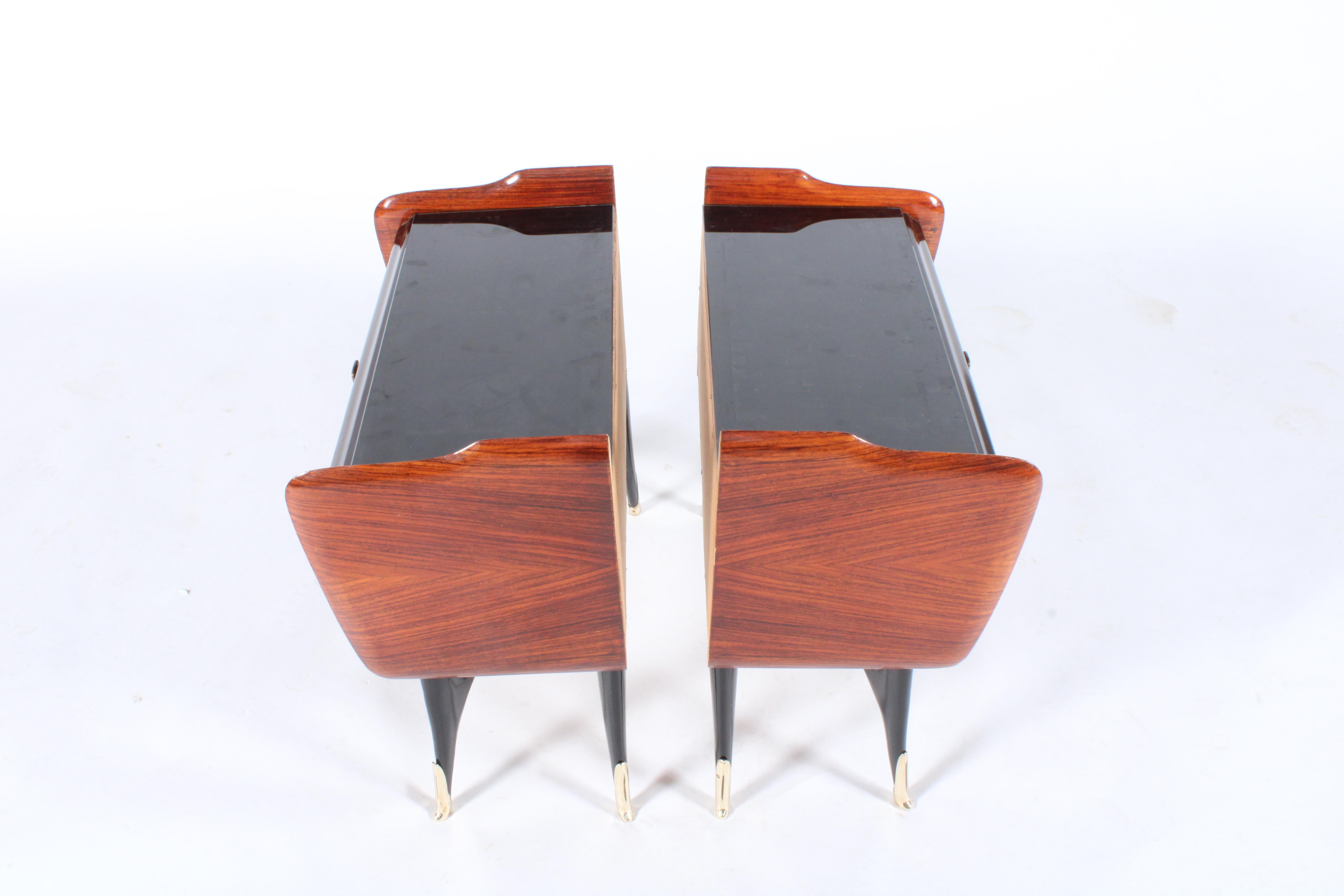 Mid-Century Modern Paire de tables de nuit italiennes du milieu du siècle dernier à la manière d'Ico Parisi en vente