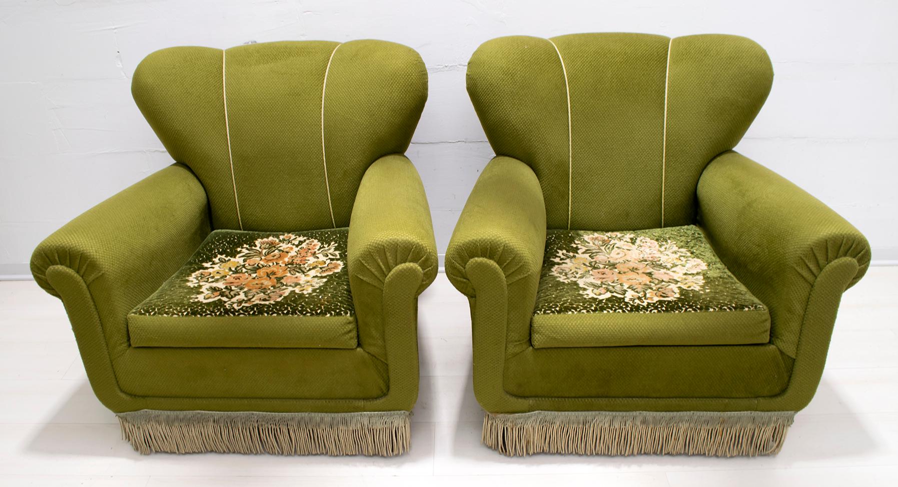 Dieses Paar Sessel aus den 1950er Jahren, die mit dem Originalstoff der damaligen Zeit bezogen sind, befinden sich in ausgezeichnetem Zustand, wie auf dem Foto zu sehen ist.
