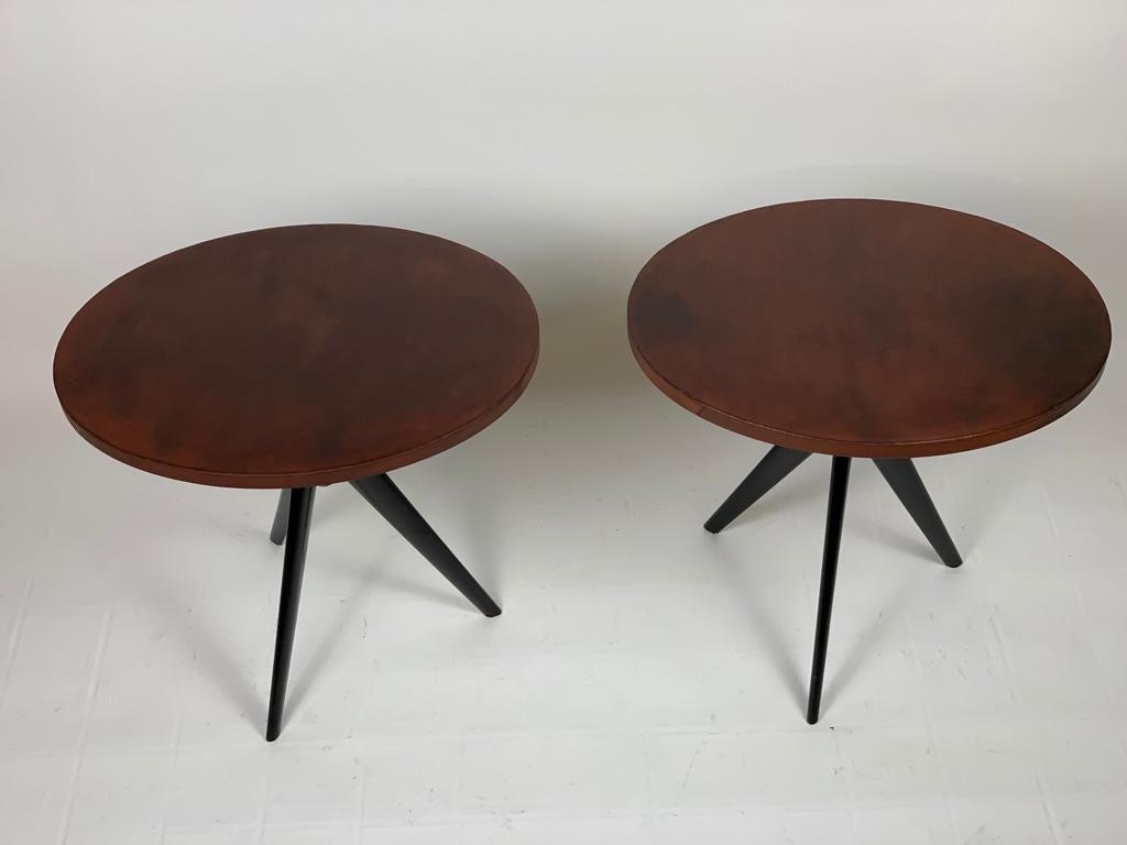 Pair of Mid Century Italian Oval Leather Top Side Tables In Good Condition In Firenze, Toscana
