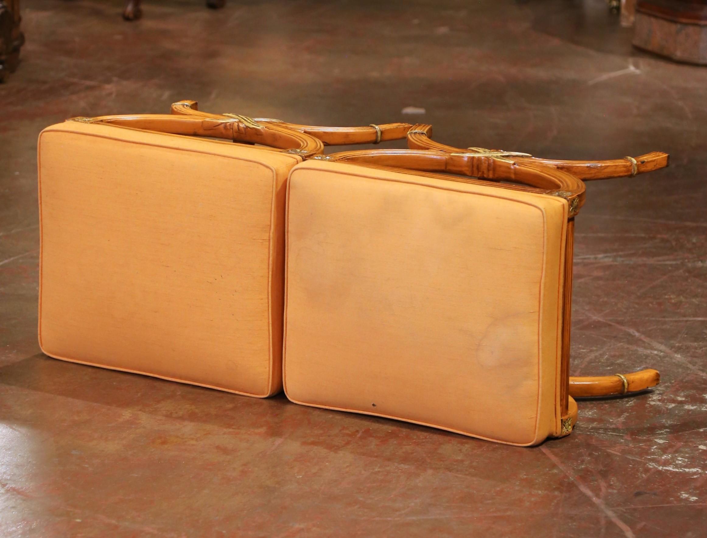 Paire de bancs Curule peints italiens du milieu du siècle avec tapisserie orange en vente 4