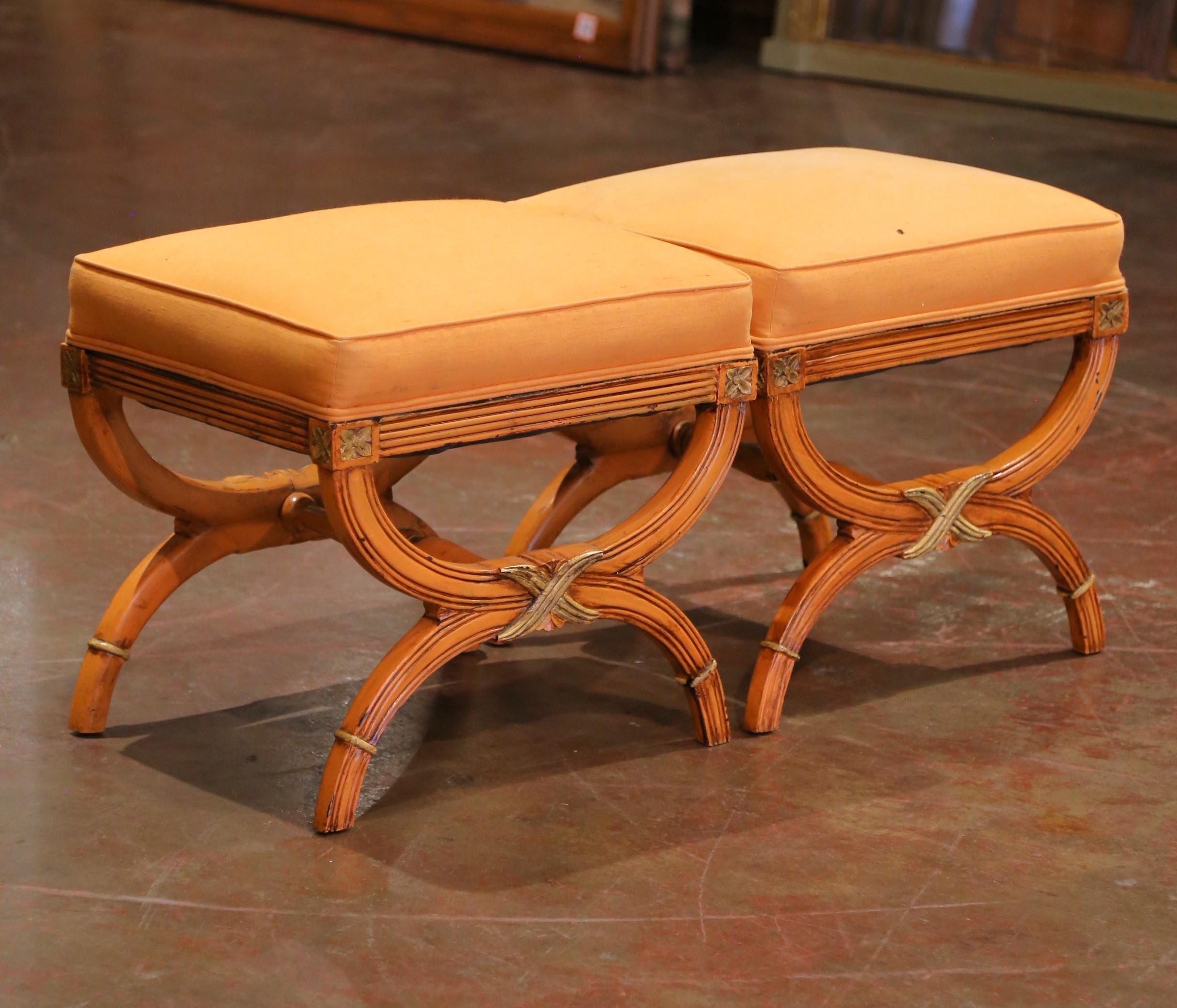 Cette paire de bancs expressifs du milieu du siècle a été fabriquée en Italie vers 1970. Elle présente une base sculpturale en forme de Curule avec des détails en faux bambou et des accents peints à la main en orange et en doré. Mesurant 20 pouces