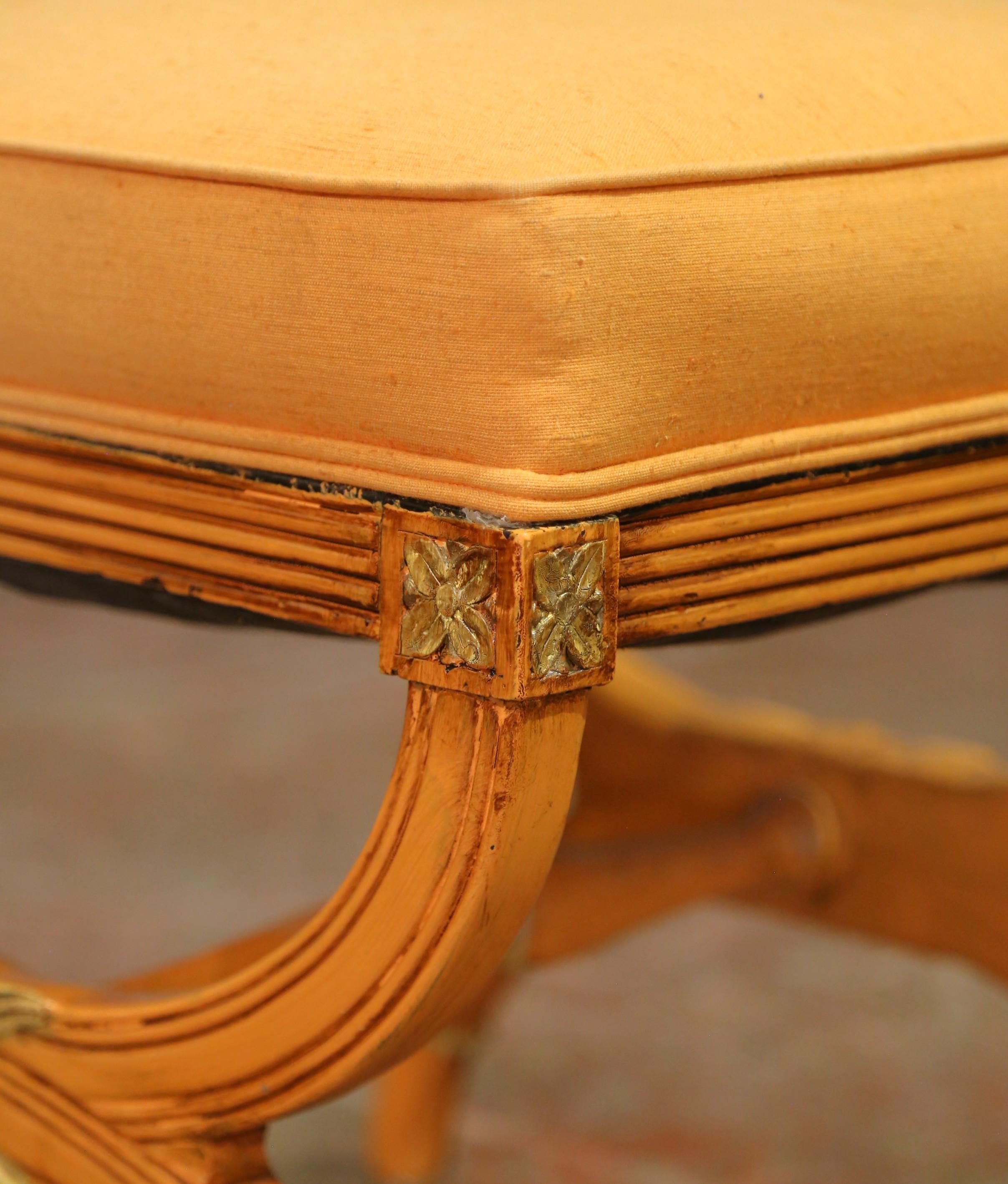 Sculpté à la main Paire de bancs Curule peints italiens du milieu du siècle avec tapisserie orange en vente
