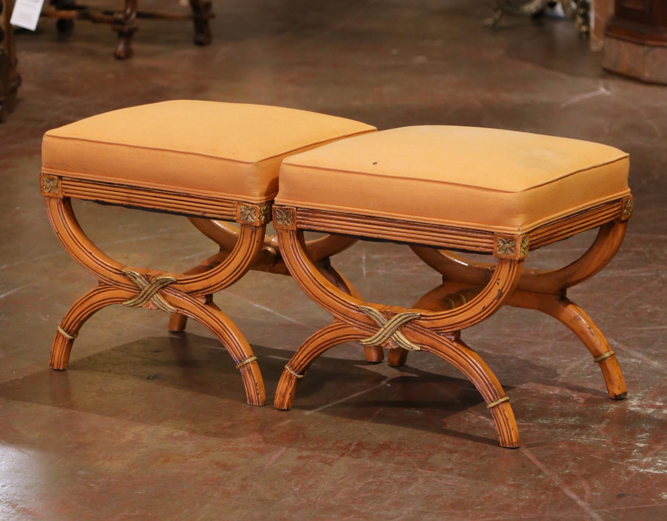 Paire de bancs Curule peints italiens du milieu du siècle avec tapisserie orange Bon état - En vente à Dallas, TX