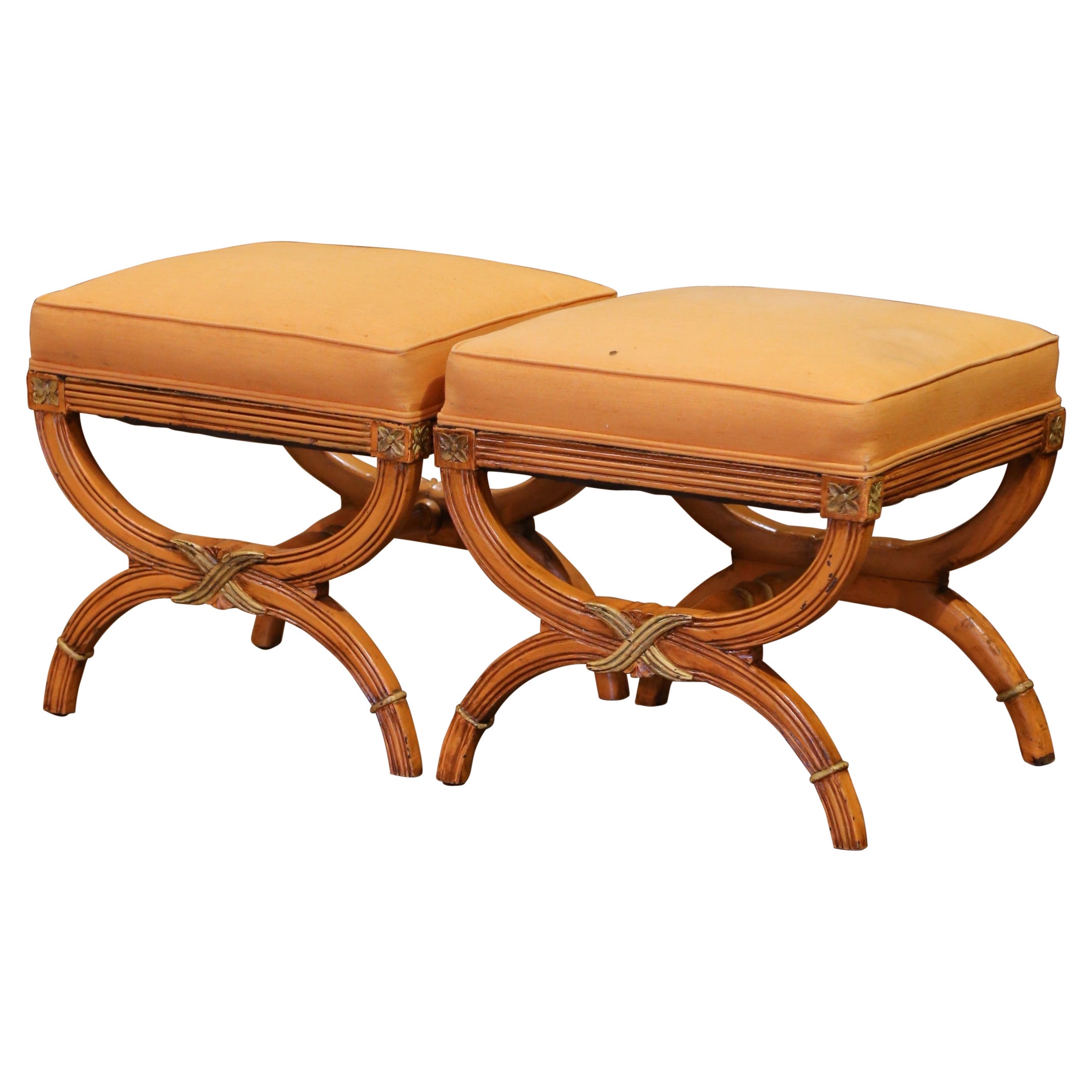 Paire de bancs Curule peints italiens du milieu du siècle avec tapisserie orange en vente