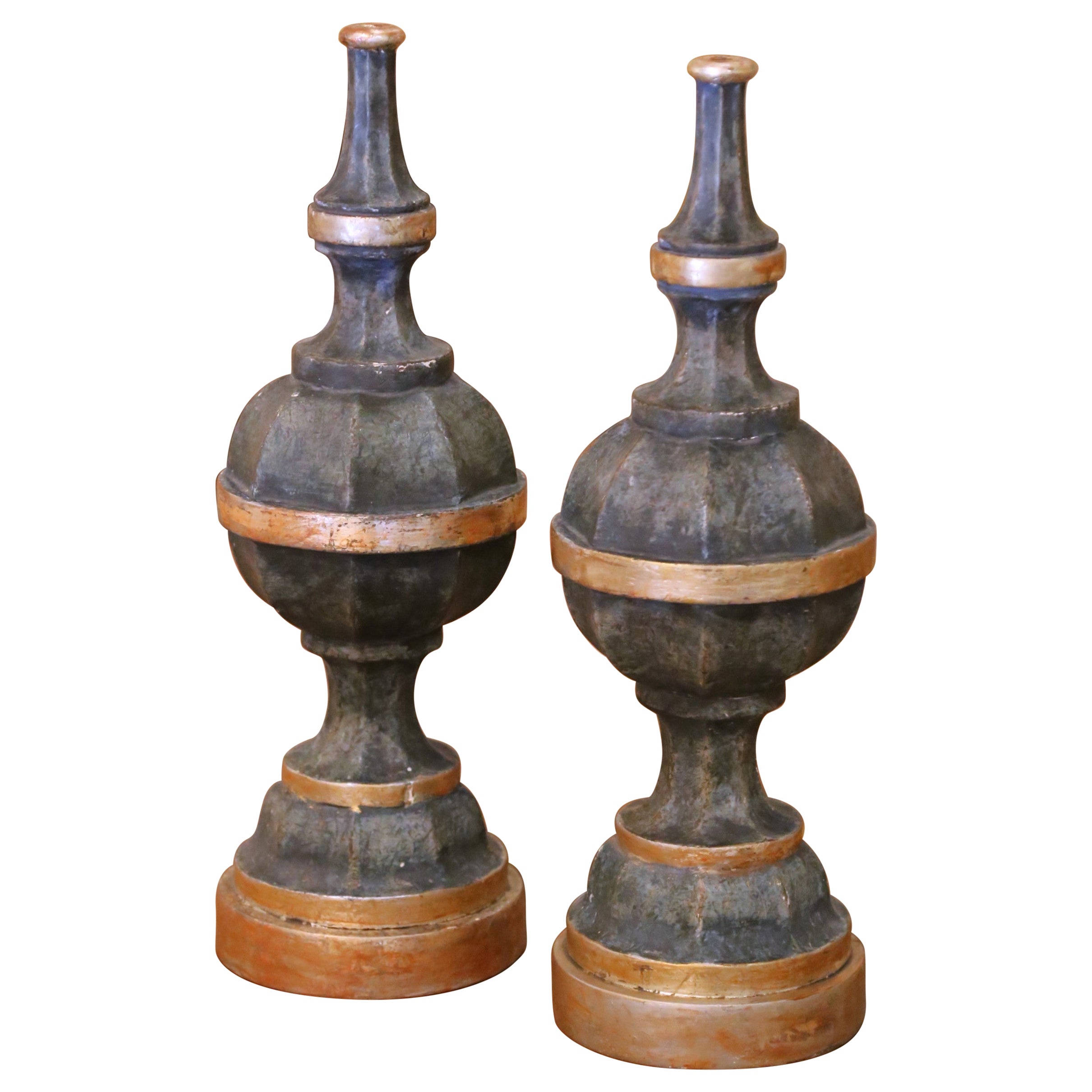 Coppia di terminali d'altare architettonici in legno dipinto italiano della metà del secolo scorso