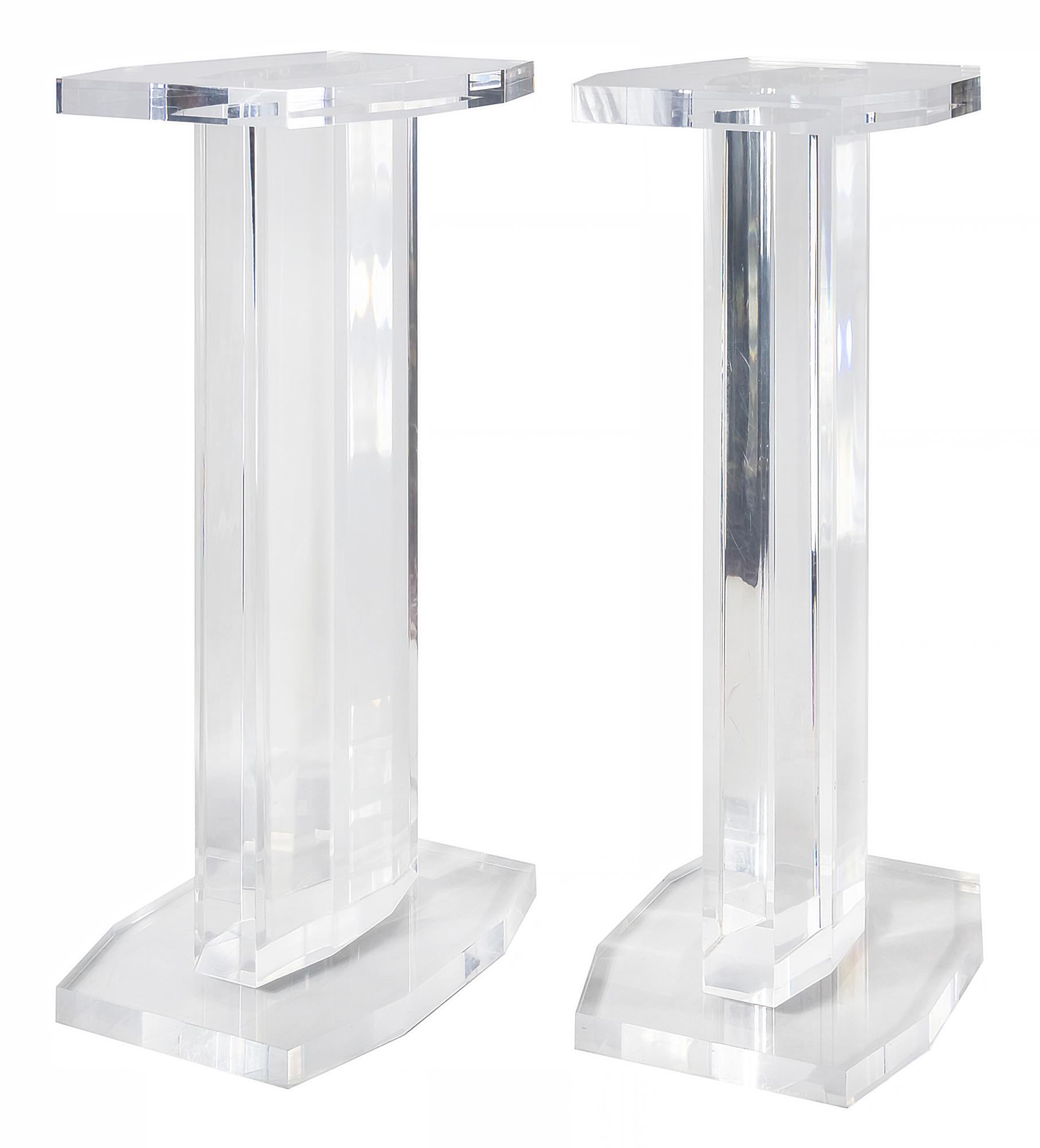 Piédestal/colonnes/bases/jambes en plexiglas italien du milieu du siècle.
Peut être utilisé comme base pour une table ou une console. 
Lourd et solide.
Très bon état vintage.
 