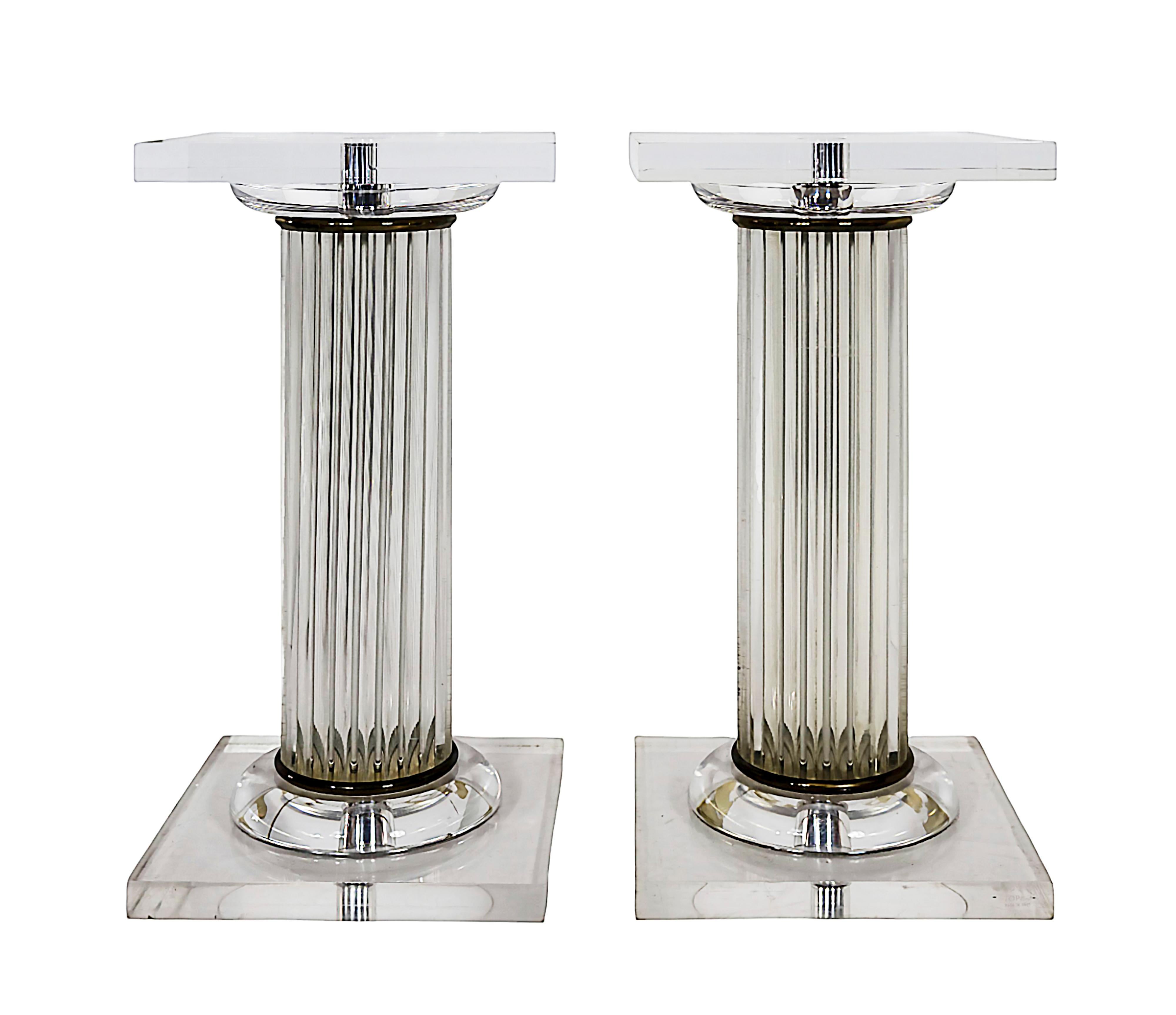 Piedistallo/colonne/base/gambe in plexiglass e metallo della metà del secolo scorso.
Può essere utilizzato come base per un tavolo o una console. 
Pesante e solido.
Condizioni vintage molto buone.
 