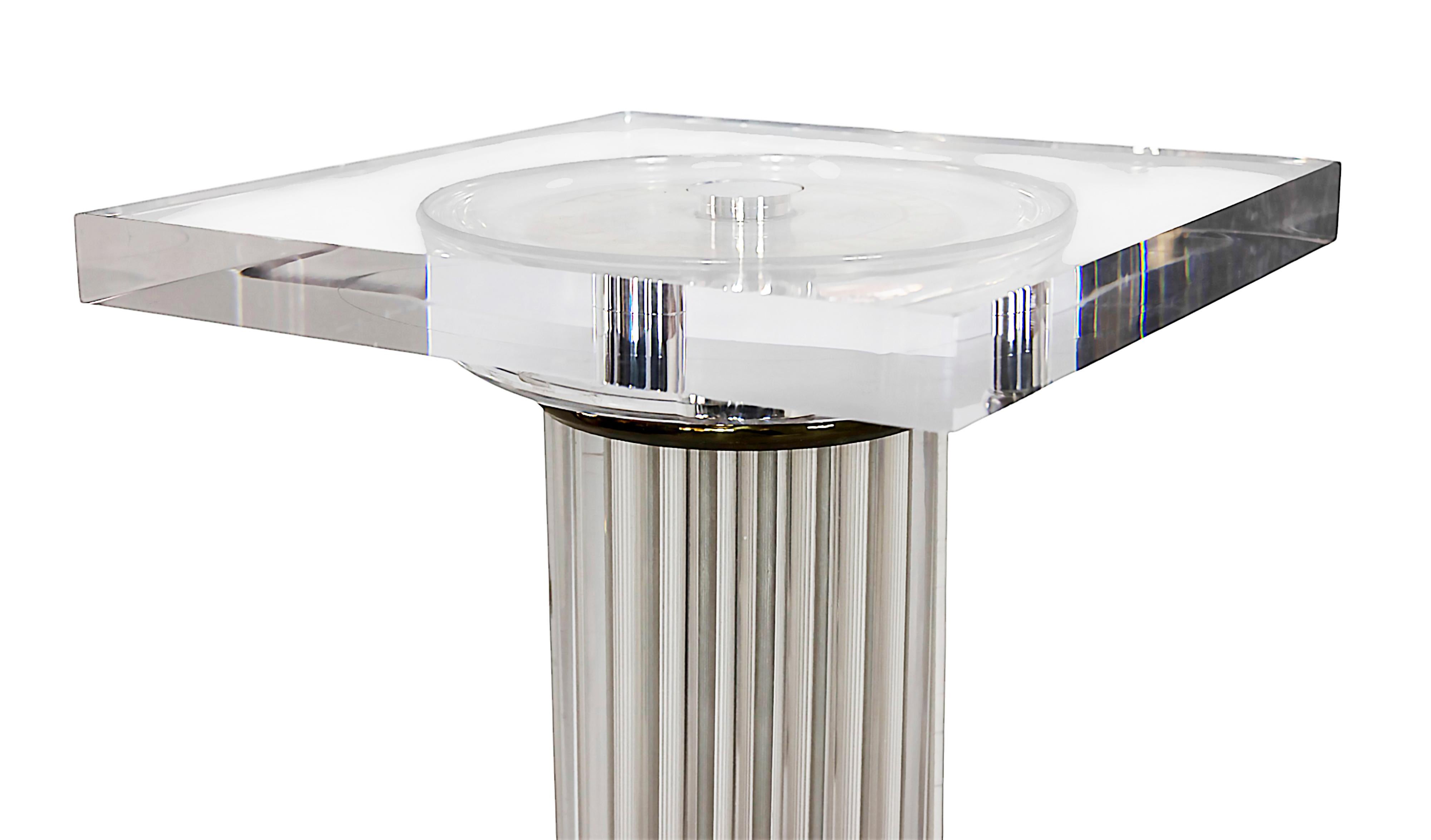 Italiano Coppia di piedistalli/colonne/base/gambe in plexiglass della metà del secolo scorso in vendita