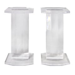 Paire de piédestaux, colonnes, bases et chevilles en plexiglas italiens du milieu du siècle dernier