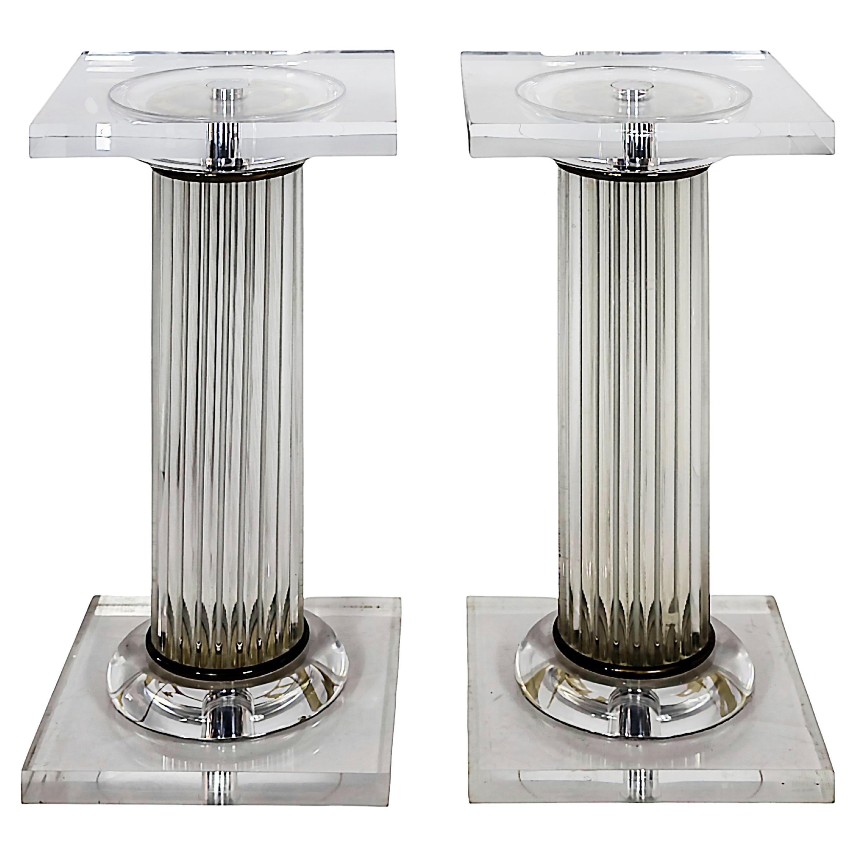 Paire de colonnes, socles et pieds en plexiglas du milieu du siècle, d'origine italienne