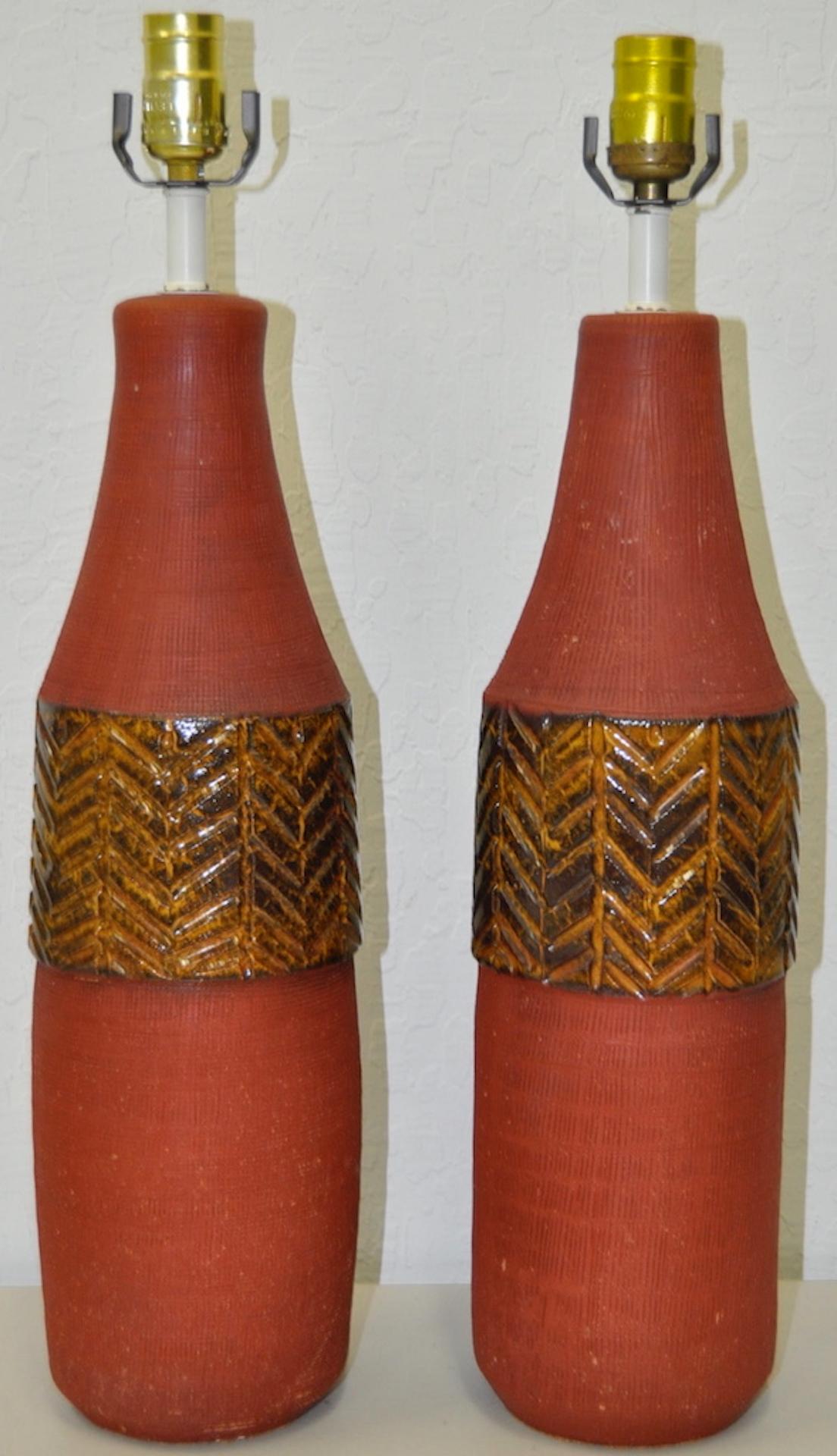 Ein Paar italienische Raymor-Keramik-Tischlampen aus den 1950er Jahren.

Absolut atemberaubendes Paar glasierter Keramik-Tischlampen aus Italien.

Abmessungen 5 