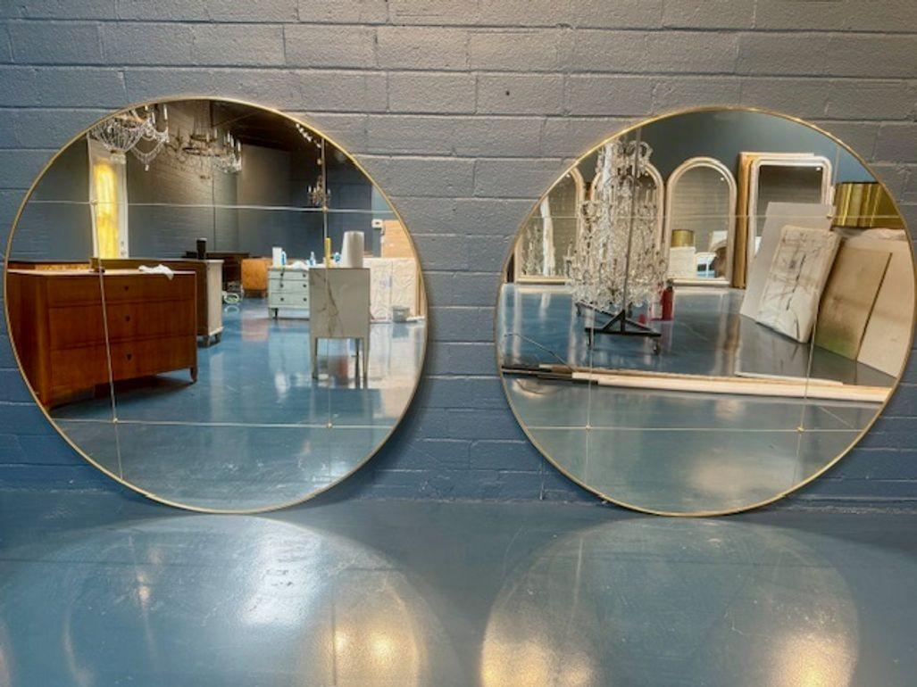 Scopri il fascino dell'estetica vintage con questa coppia di specchi rotondi italiani del Mid-Century. Ogni specchio è racchiuso in una robusta cornice in ottone con un'elegante finitura dorata, che aggiunge un tocco di raffinatezza senza tempo al