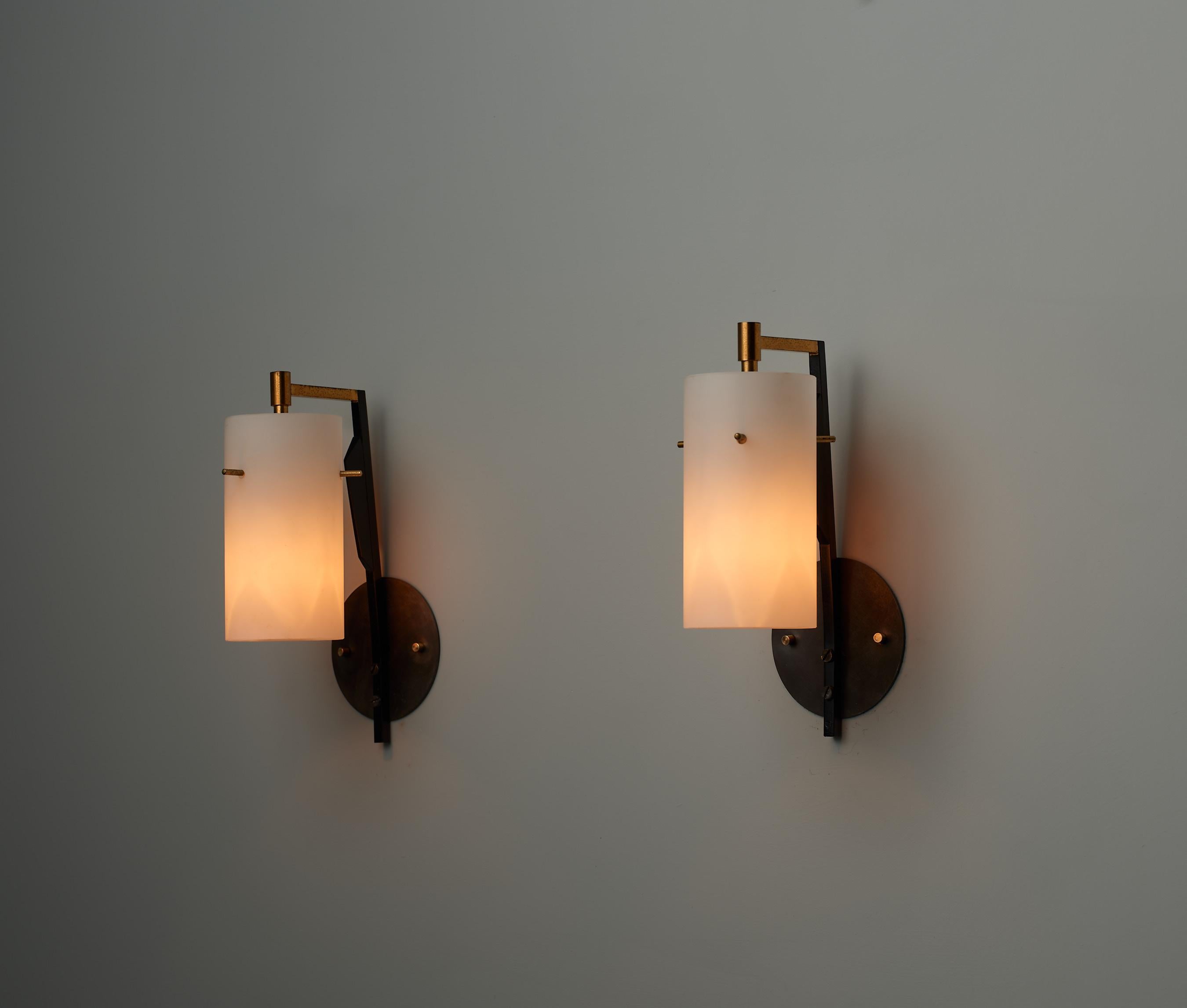 Pair of Mid-Century Italian Sconces in Brass and Black with Opaline Glass Shades In Good Condition For Sale In Rome, IT