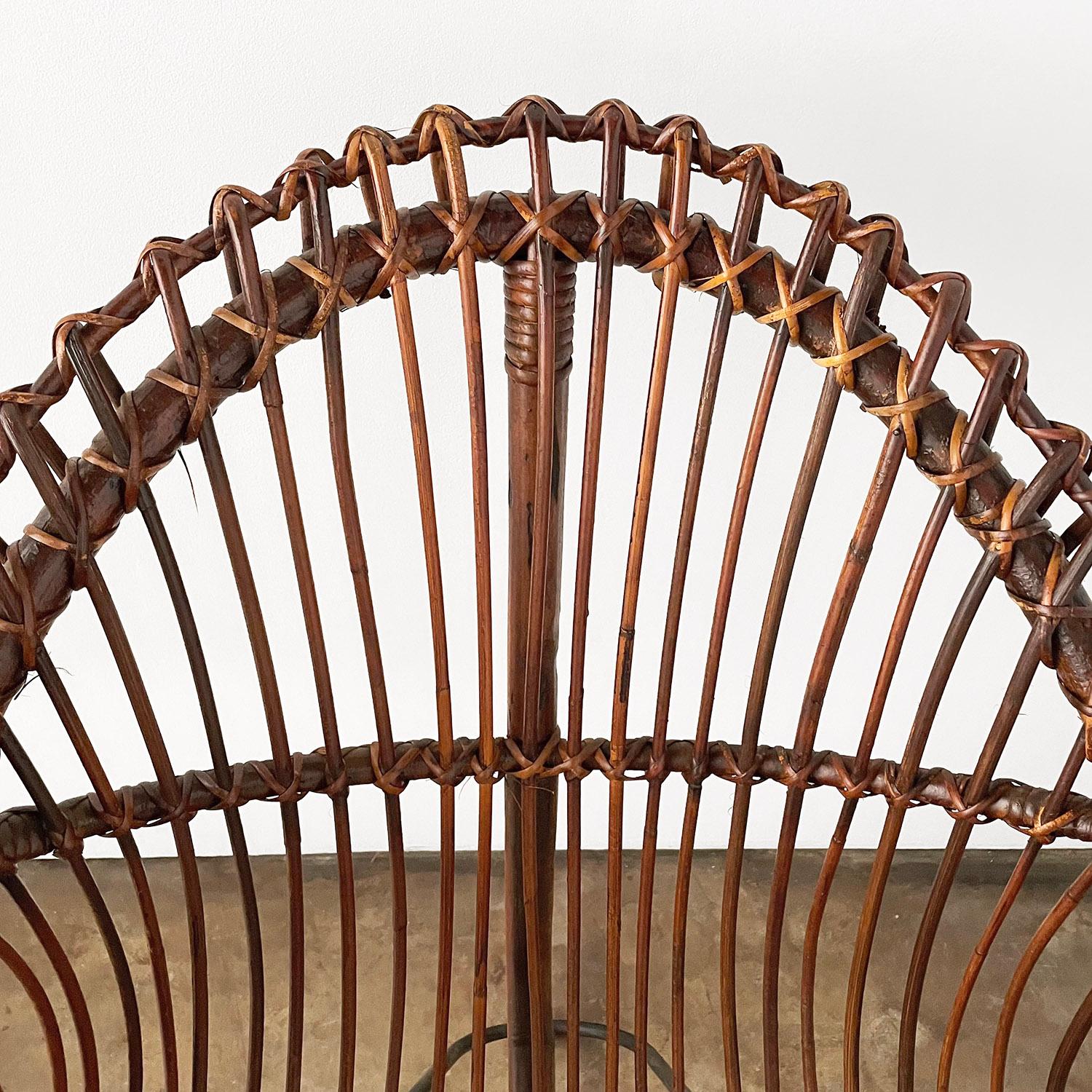 Paar italienische Stühle aus Rattan und Eisen aus der Mitte des Jahrhunderts  (20. Jahrhundert) im Angebot