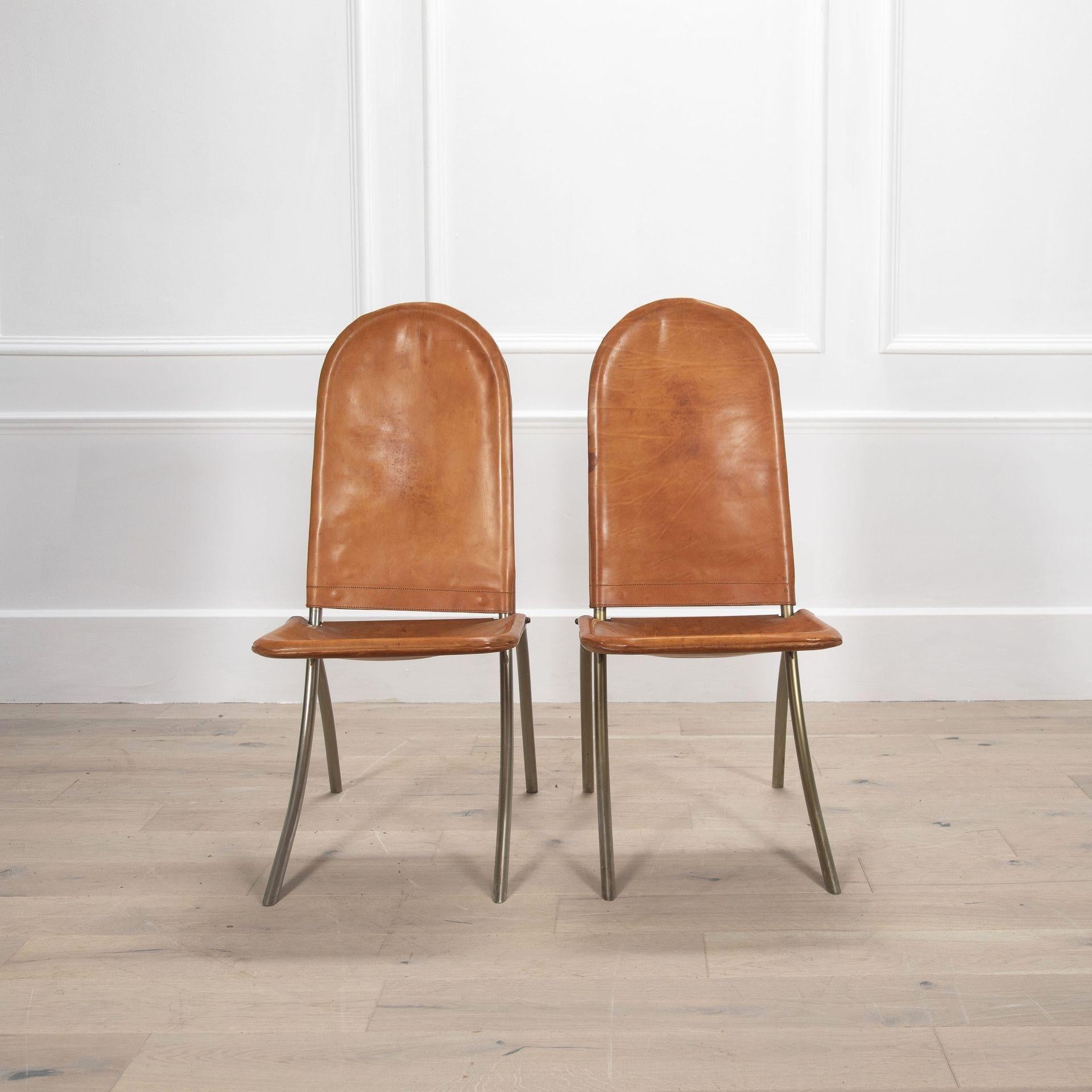 Paire de chaises pliantes italiennes du milieu du siècle en laiton et cuir 'Sedia Jacaré'.
Conçu par Gabriella Crespi en 1975.