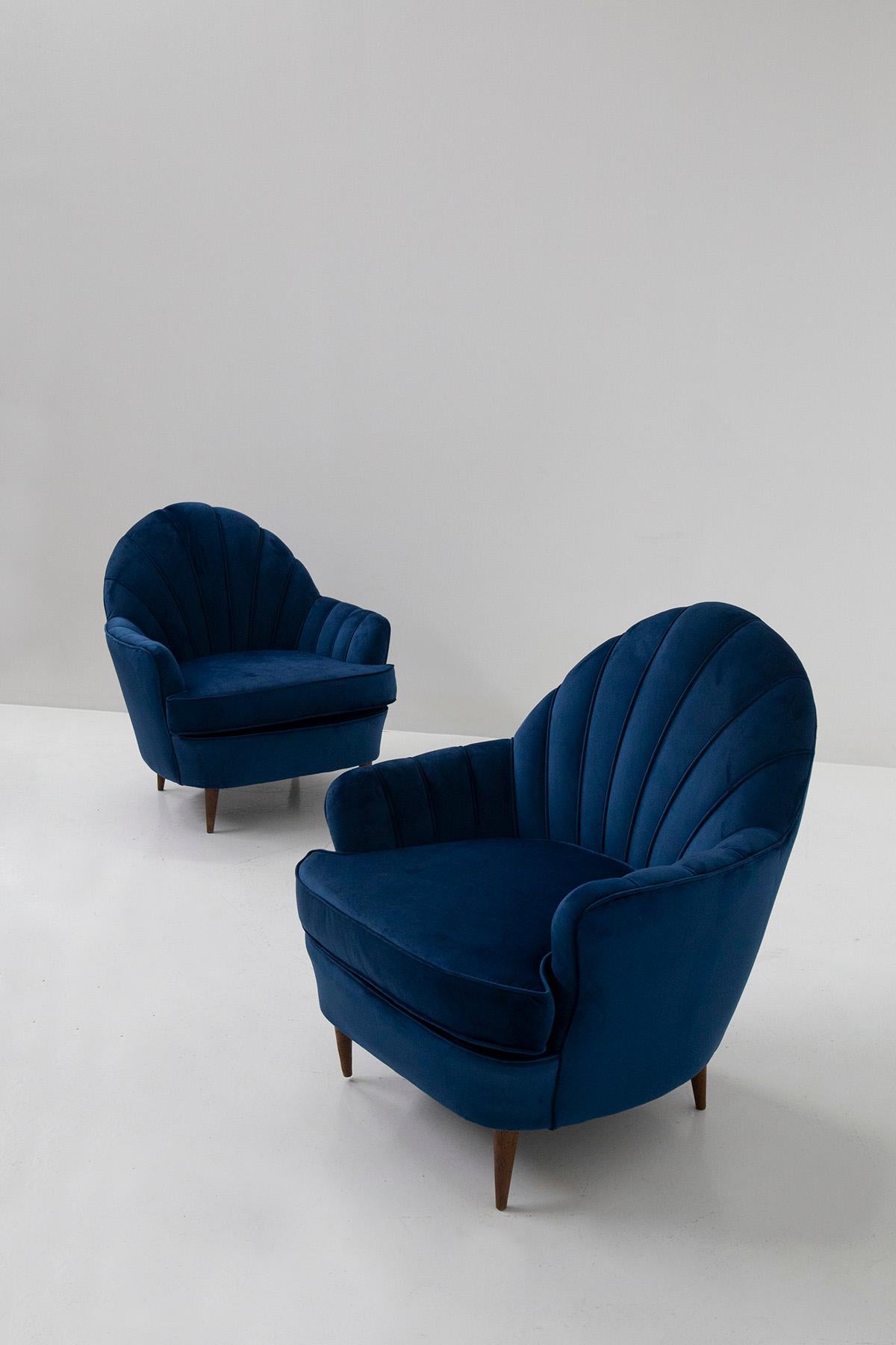 Pair of Midcentury Italian Shell Chairs in Blue Velvet 6