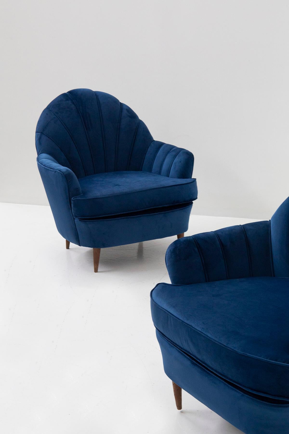 Pair of Midcentury Italian Shell Chairs in Blue Velvet In Good Condition In Milano, IT