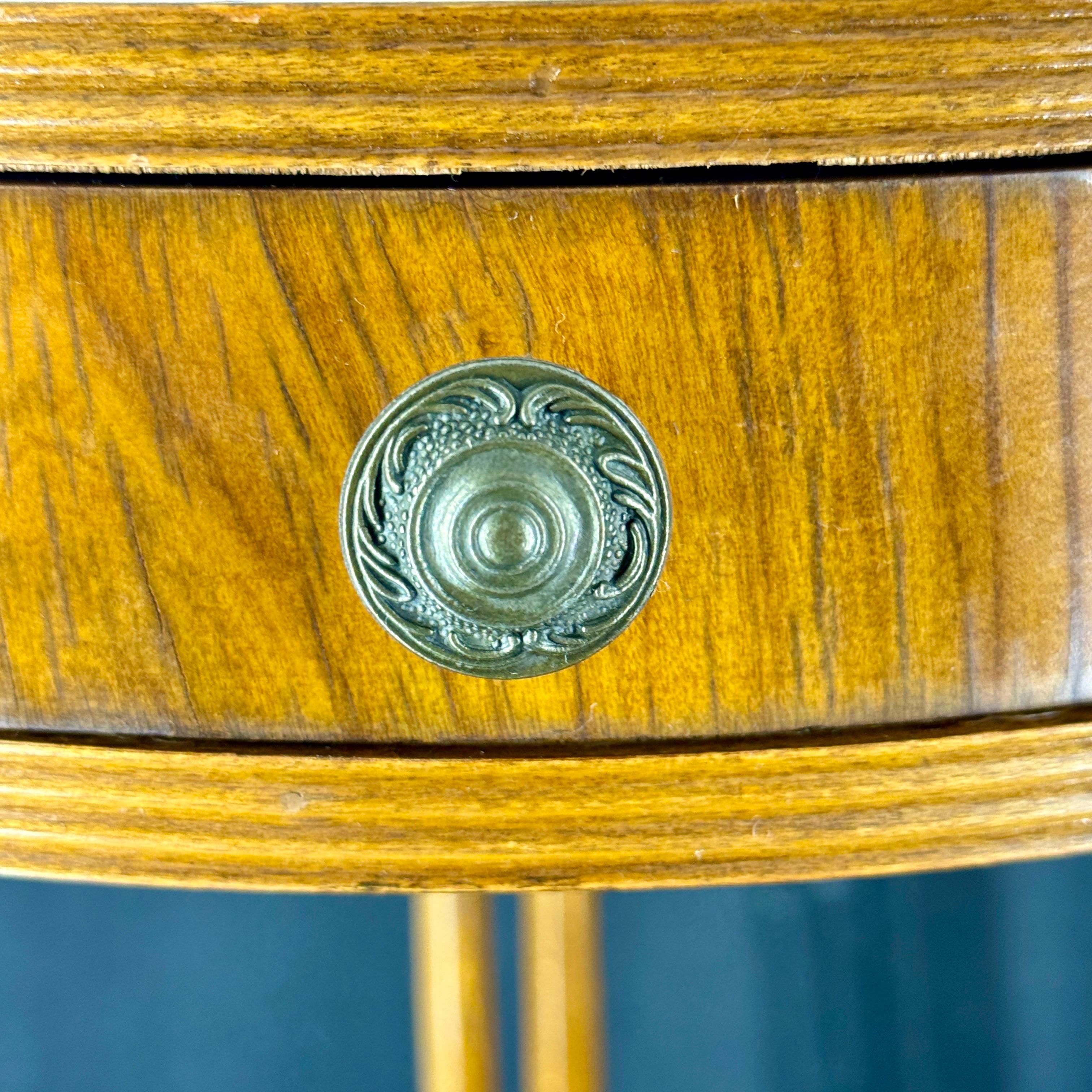 Pair of Mid-Century Italian Side End Lamp Tables en vente 9