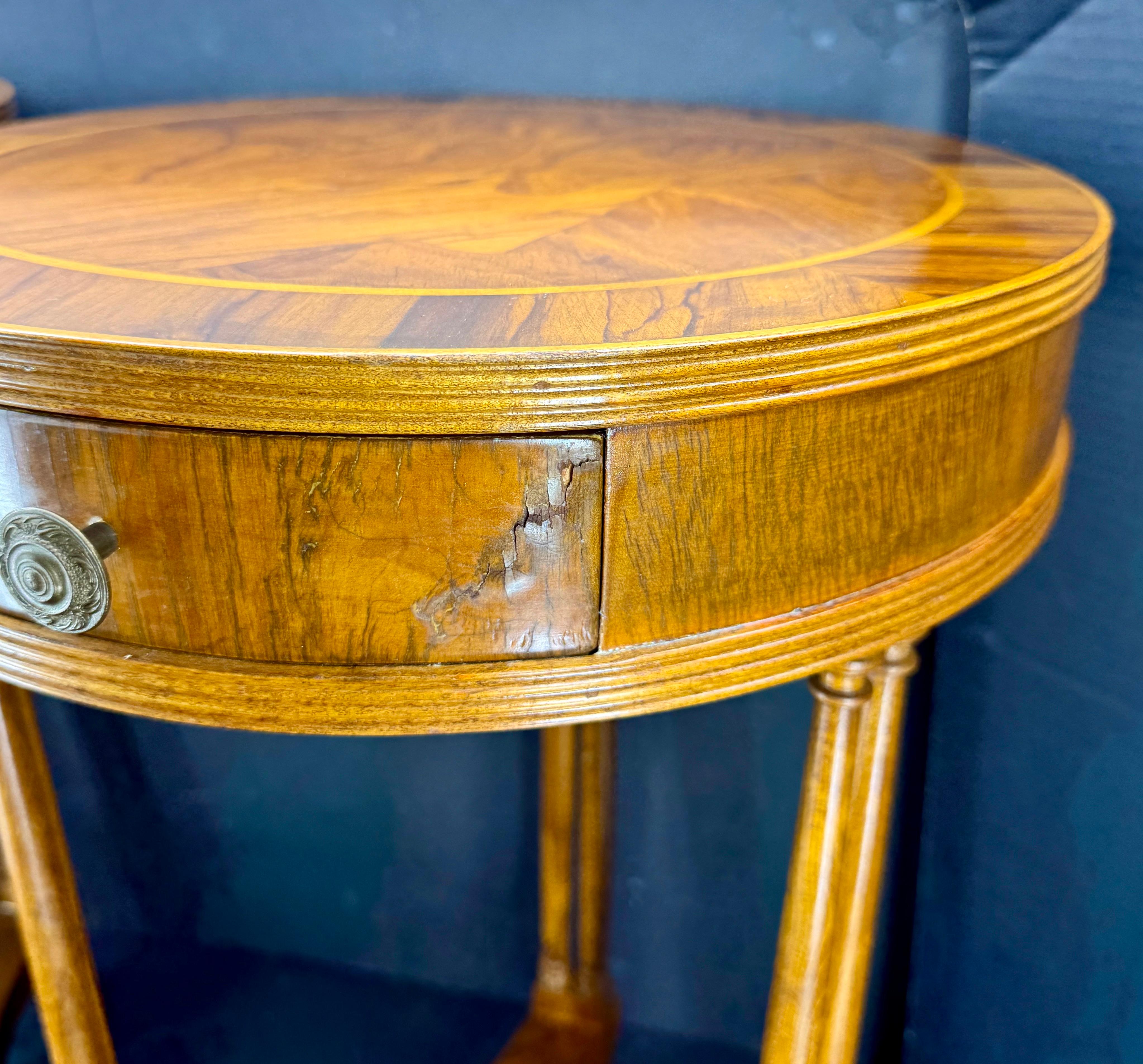 Ein Paar Beistelltische Made in Italy mit der Aufschrift H.C.C.. Dieses Paar ist sowohl elegant als auch anmutig mit seinen doppelten Säulenbeinen und der angebrachten Bodenschürze.  Das Birkenholz hat einen warmen, satten Glanz und eine doppelt