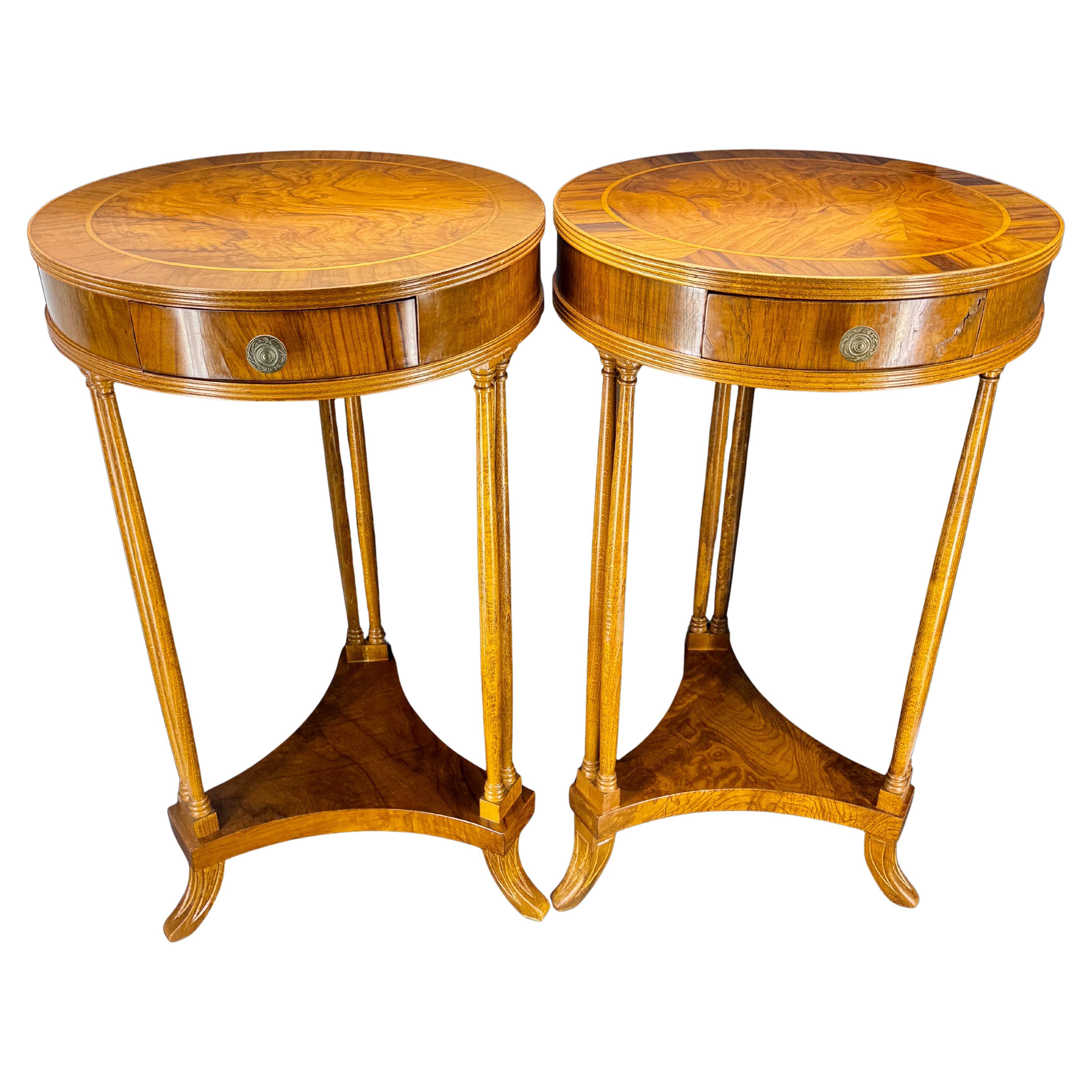 Paire de tables d'appoint marquées A.I.C. Made in Italy. Cette paire est à la fois élégante et gracieuse avec ses pieds à double colonne et son tablier inférieur attaché.  Le bois de bouleau a un éclat chaud et riche avec un dessus à double bande.