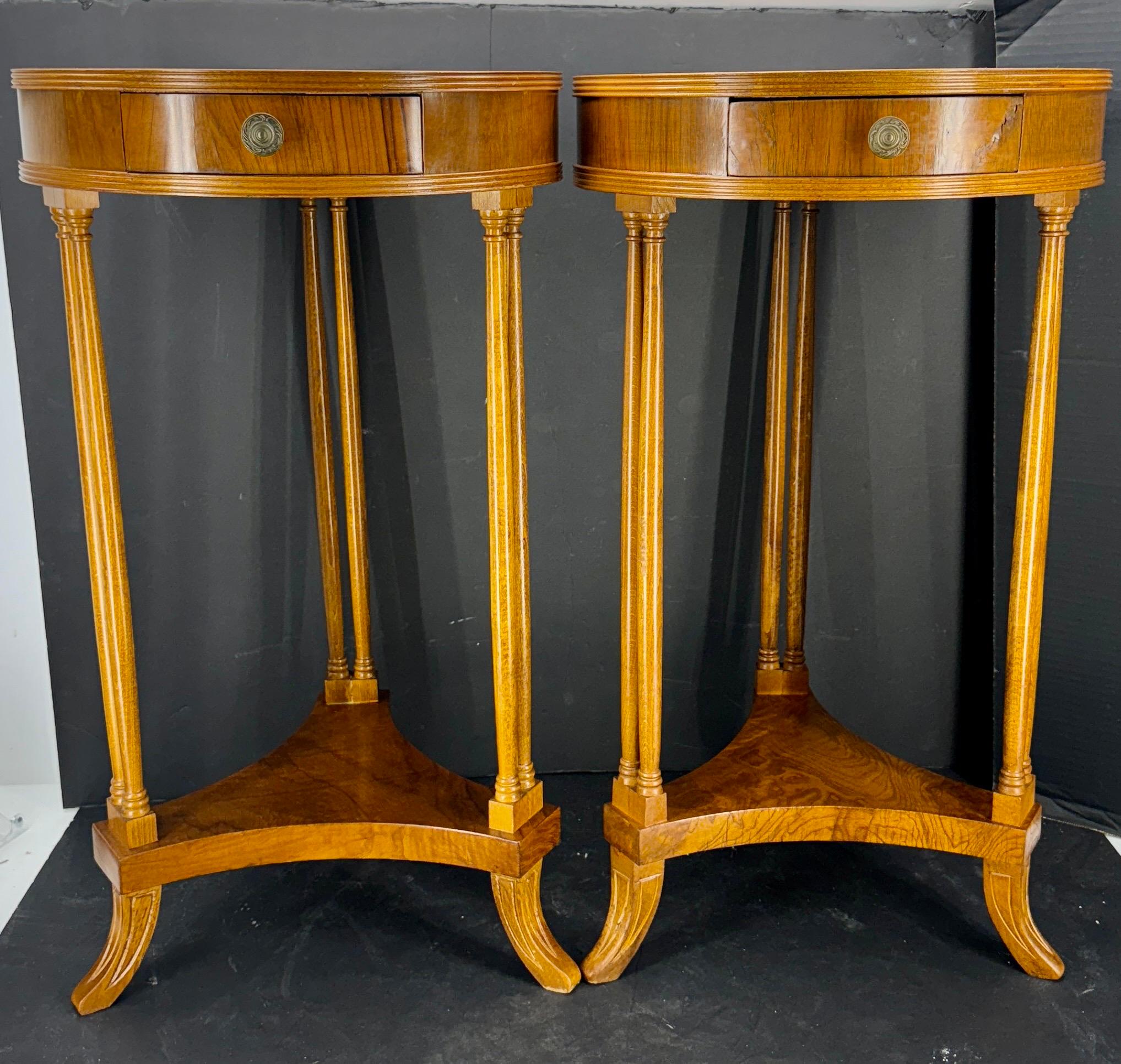Sculpté à la main Pair of Mid-Century Italian Side End Lamp Tables en vente
