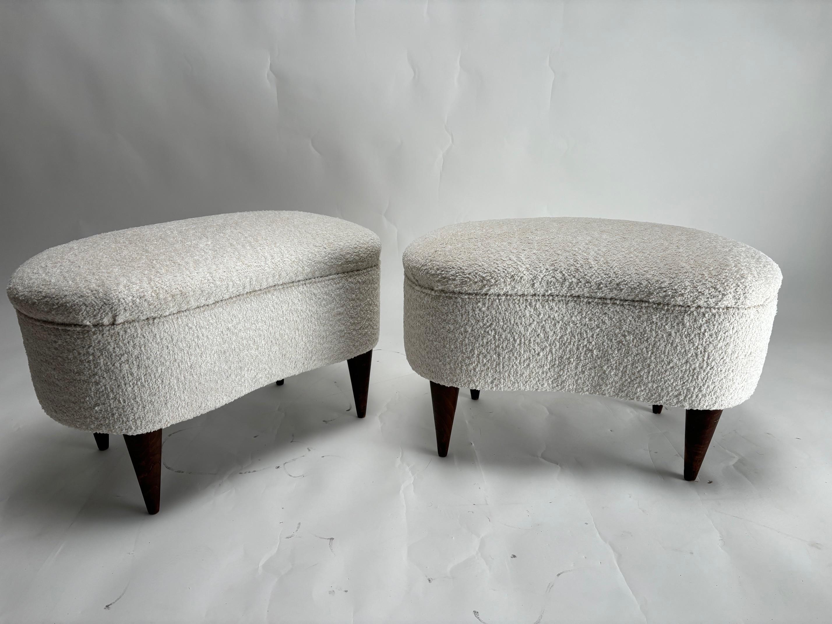 Coppia di eleganti sgabelli italiani del Mid-Century, in legno e tessuto Bouclé