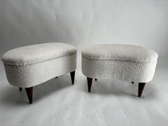 Paire de tabourets/poufs italiens du milieu du siècle en Wood Wood et tissu bouclé