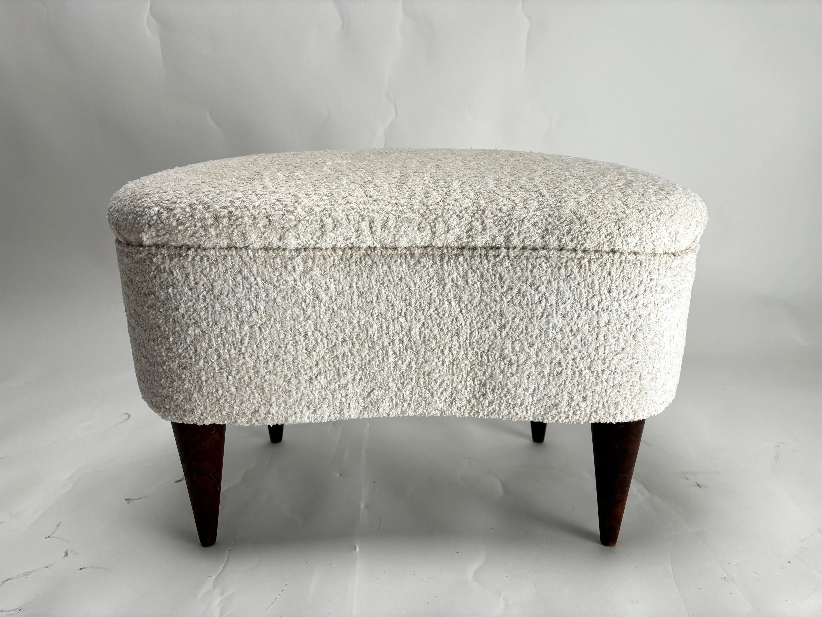 Mid-Century moderno Coppia di sgabelli/pouf italiani di metà secolo in Wood e tessuto bouclé in vendita