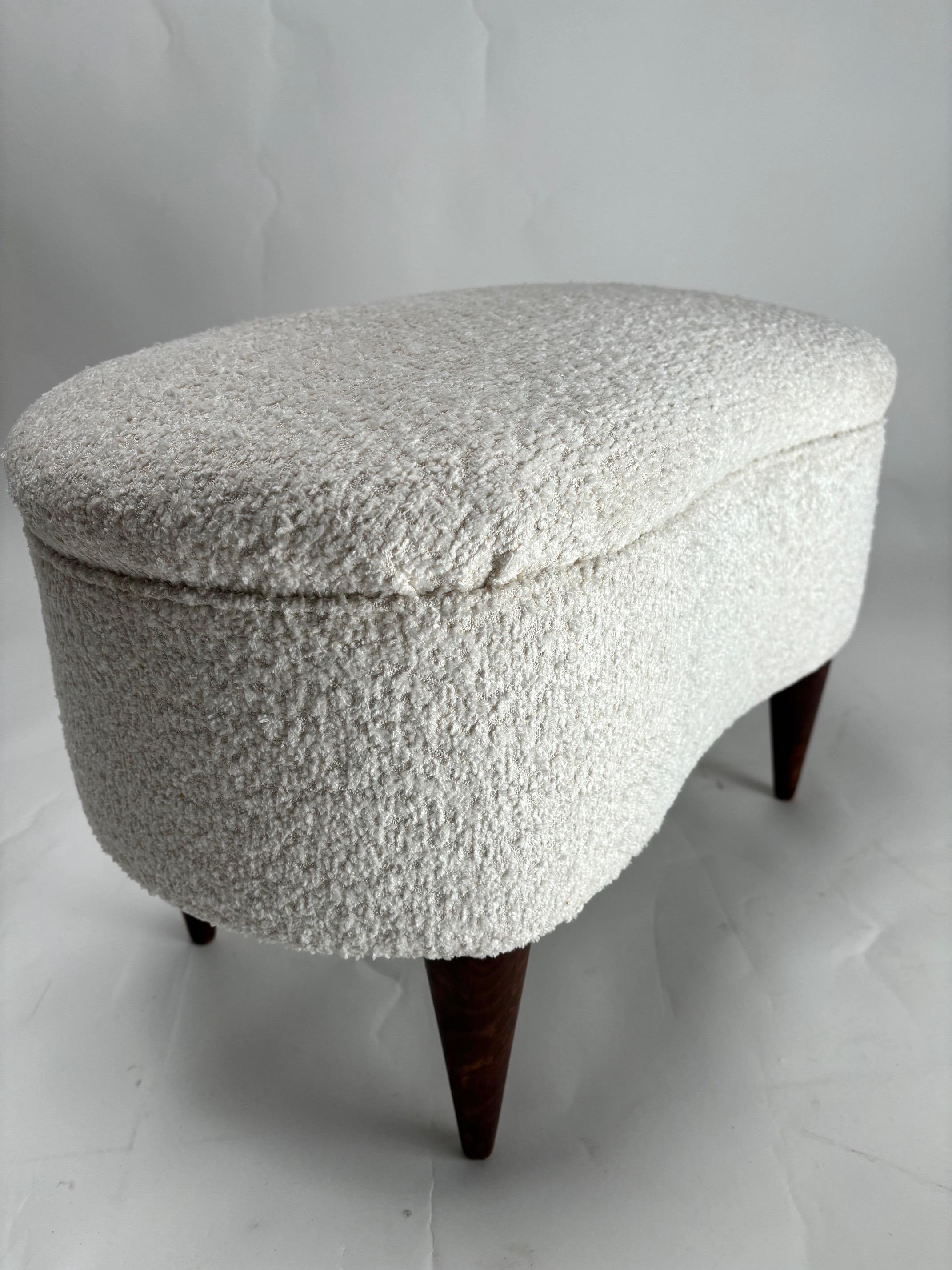 Italiano Coppia di sgabelli/pouf italiani di metà secolo in Wood e tessuto bouclé in vendita