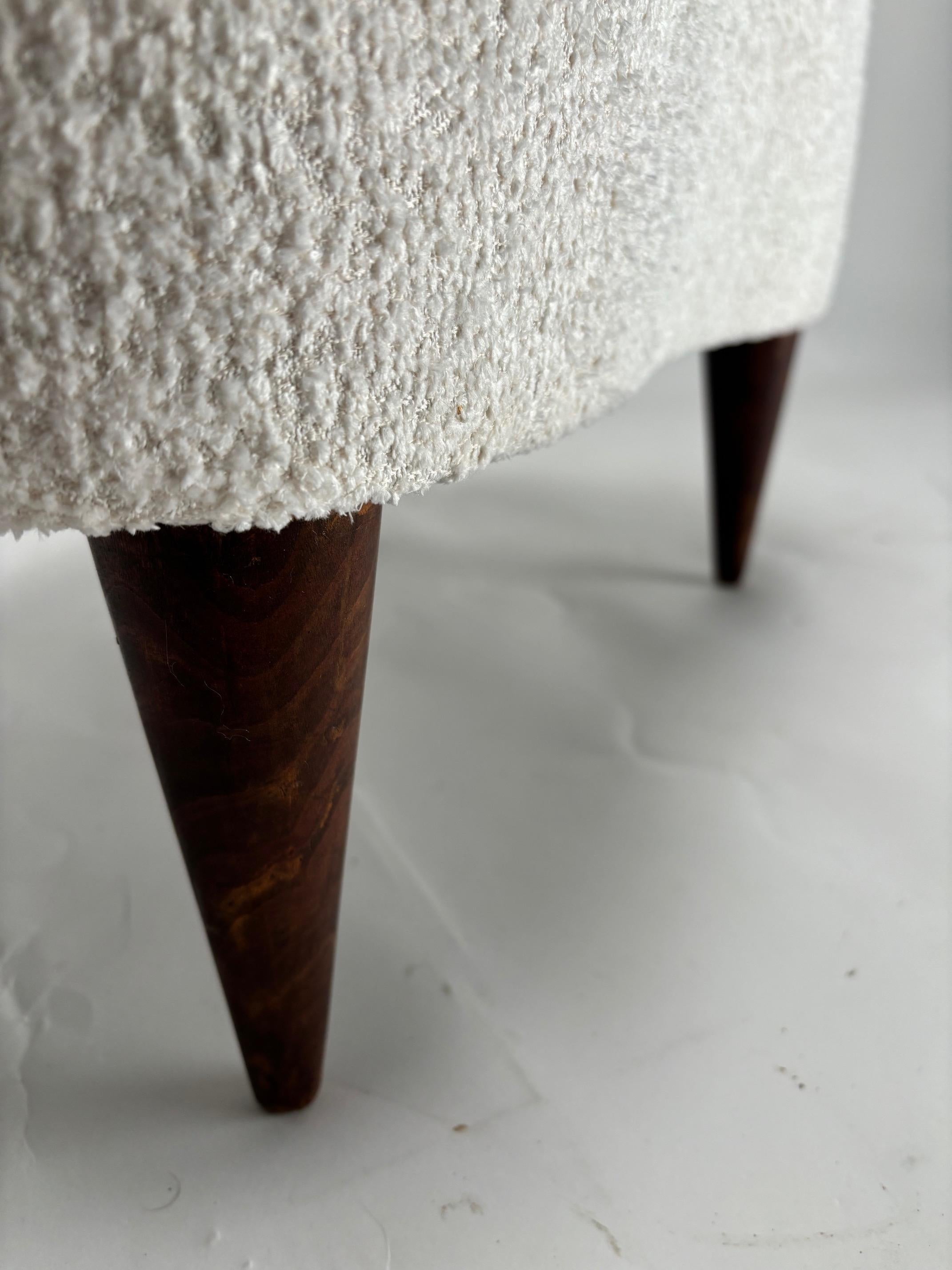 Coppia di sgabelli/pouf italiani di metà secolo in Wood e tessuto bouclé In condizioni buone in vendita a Argelato, BO