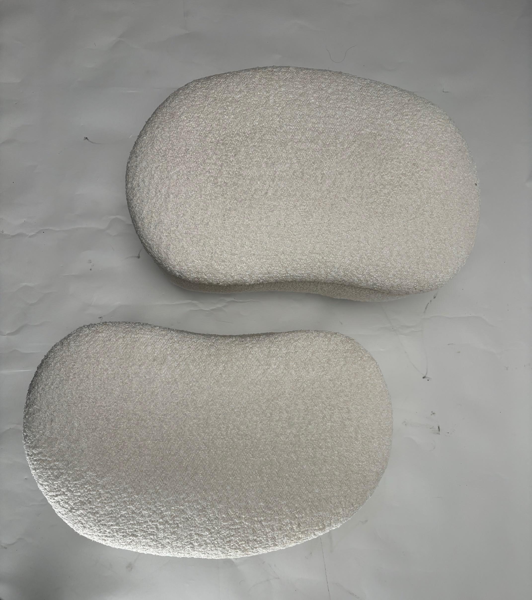 Metà XX secolo Coppia di sgabelli/pouf italiani di metà secolo in Wood e tessuto bouclé in vendita
