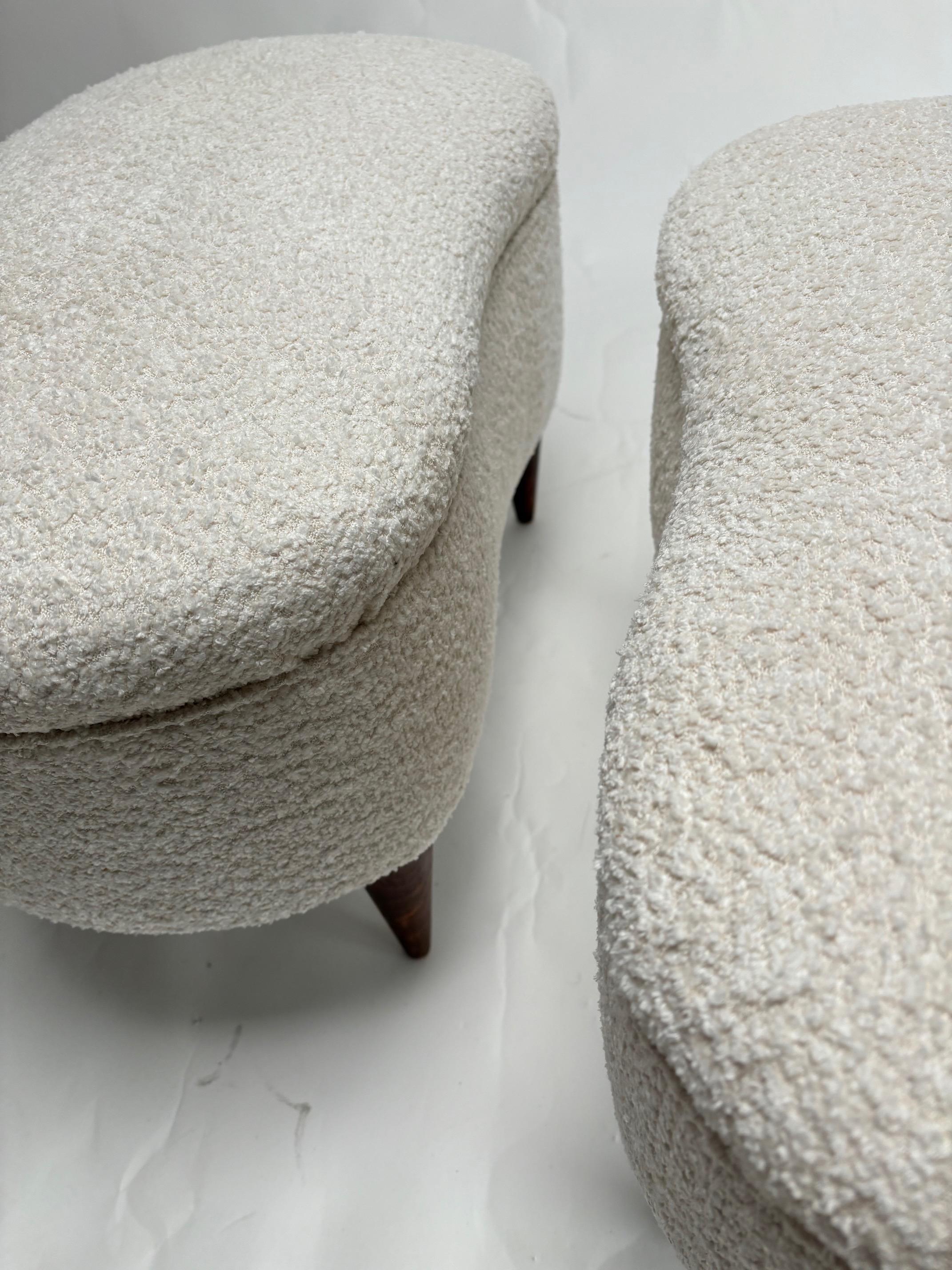 Tessuto Coppia di sgabelli/pouf italiani di metà secolo in Wood e tessuto bouclé in vendita