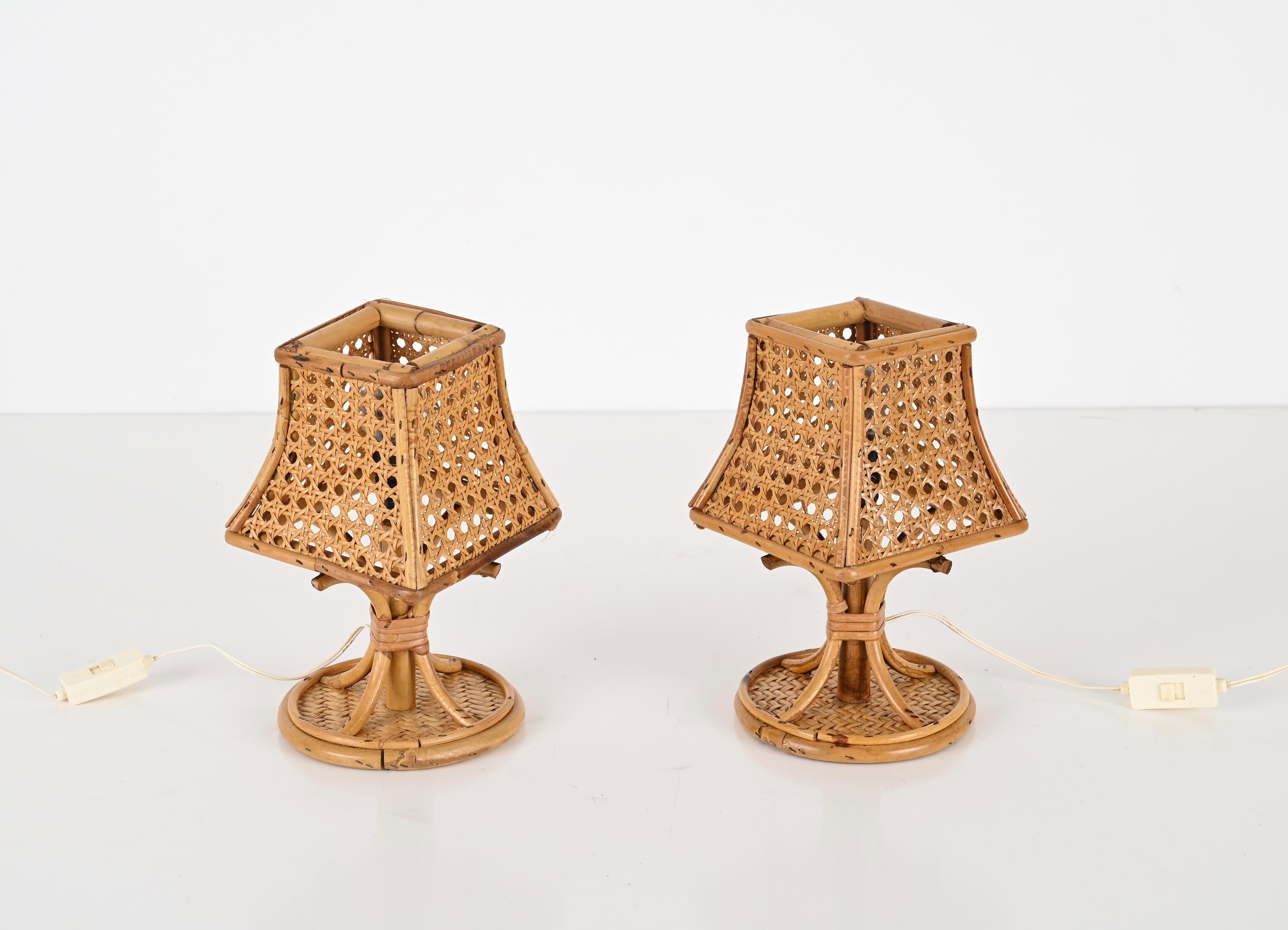 Gorgeous pair of Mid-Century table lamps fully made in rattan, wicker and Vienna straw. These fantastic French Riviera style lamps were produced in Italy during the 1960s, clearly in the style of Louis Sognot.  

By having a wicker and Vienna straw