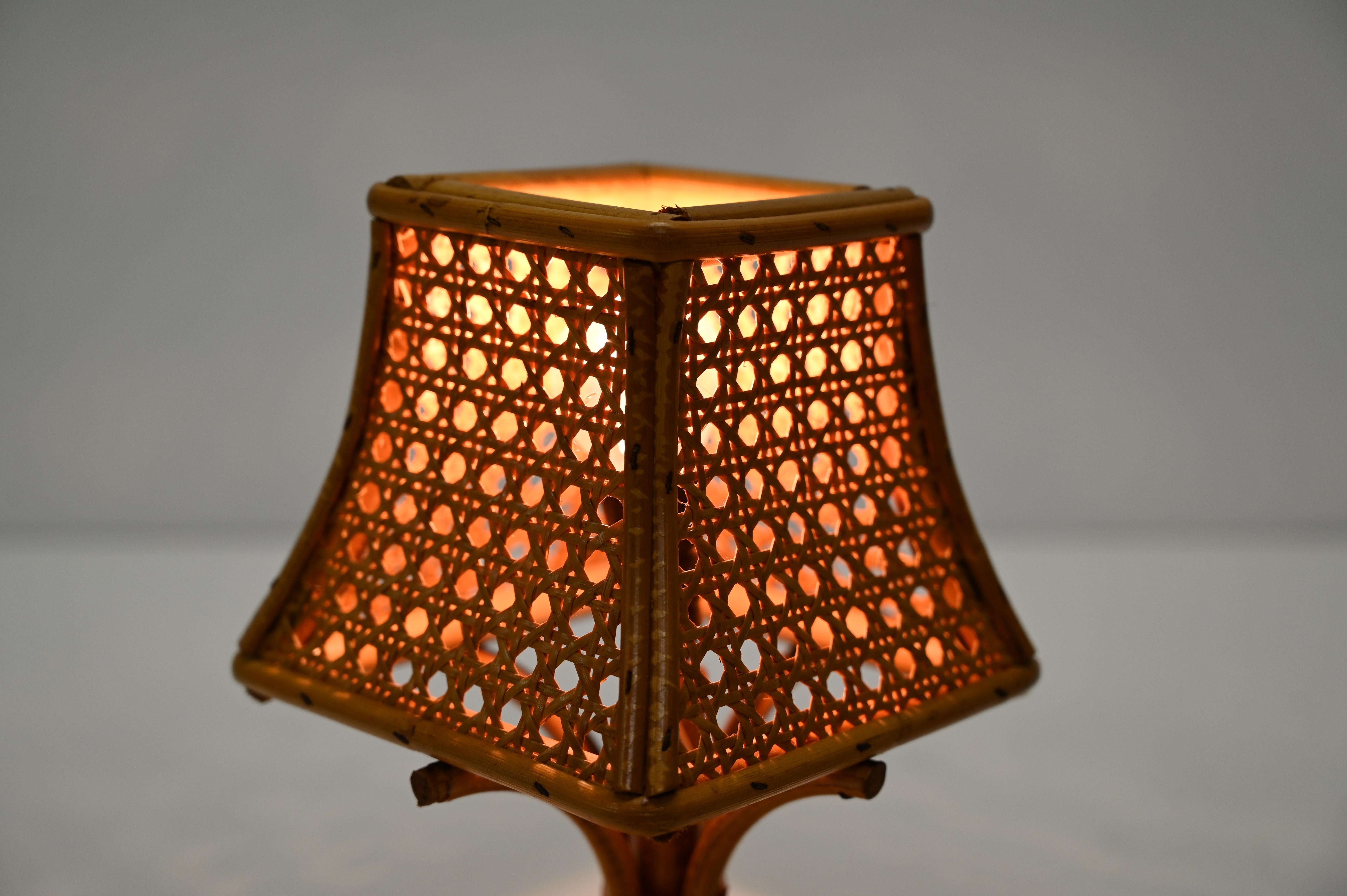 Hand-Crafted Pair of Mid-Century Italian Table Lamps in Rattan and Vienna Straw, 1960s For Sale