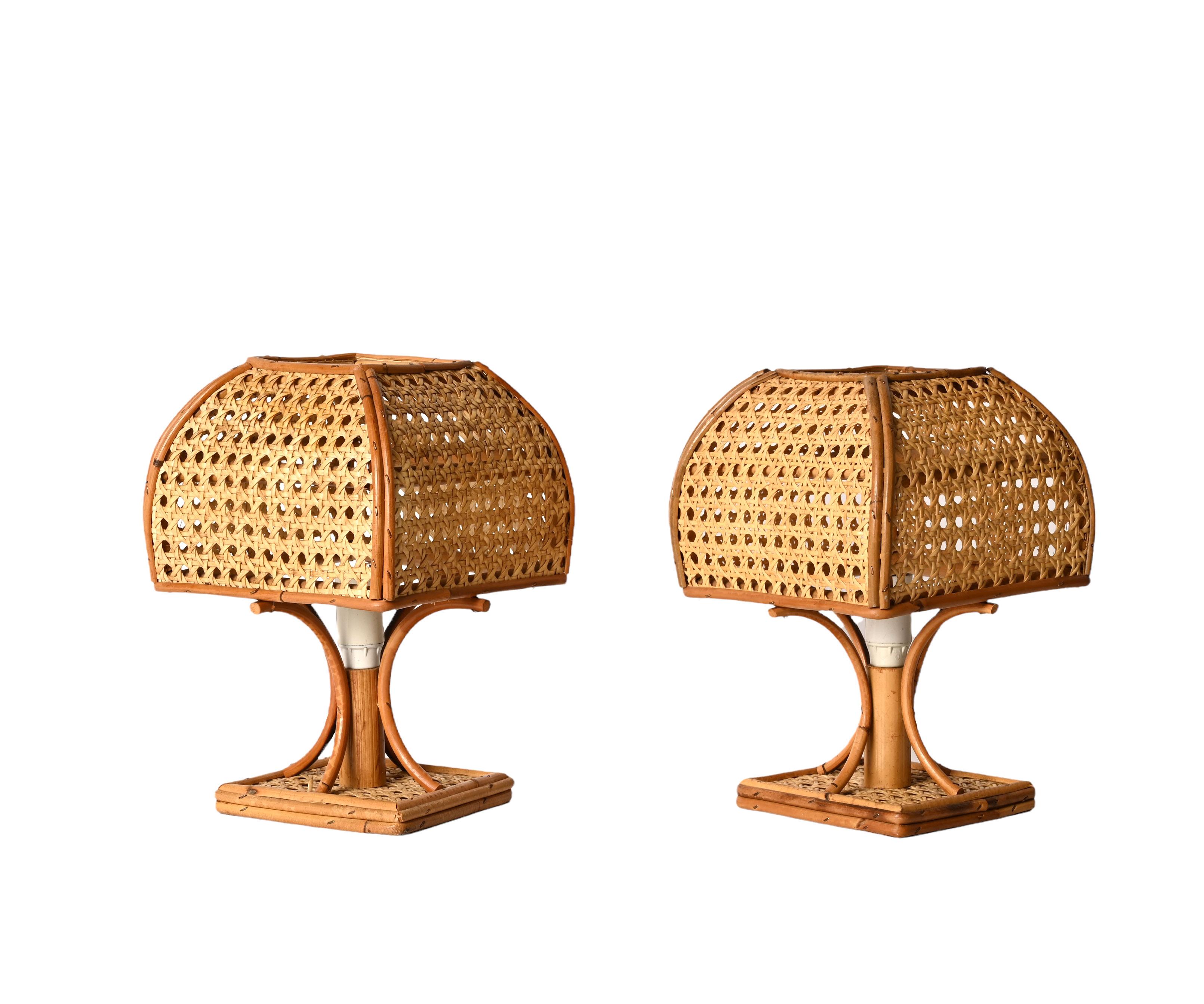 Incredible pair of mid-century wicker and rattan table lamps. These fantastic pieces were designed and made in Italy in the 1960s.

By having a wicker and Vienna straw lampshade, the light diffusion is incredibly warm and sexy. This piece exudes