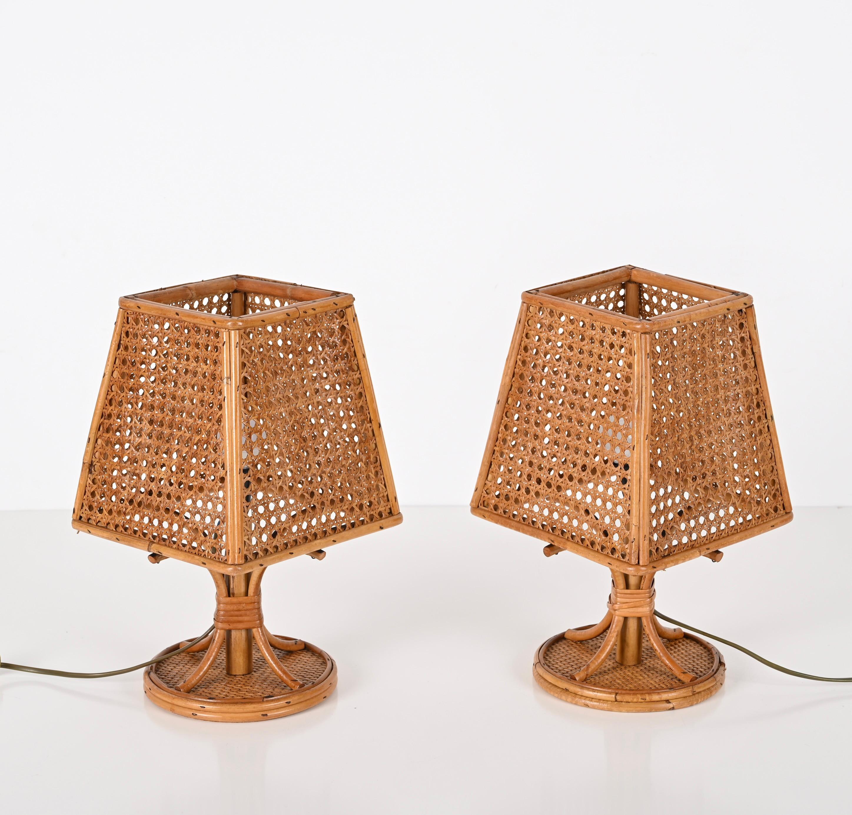 Marvellous pair of midcentury wicker and rattan table lamps. These fantastic pieces were designed and made in Italy in the 1960s.

By having a wicker and Vienna straw lampshade, the light diffusion is incredibly warm and charming. This piece