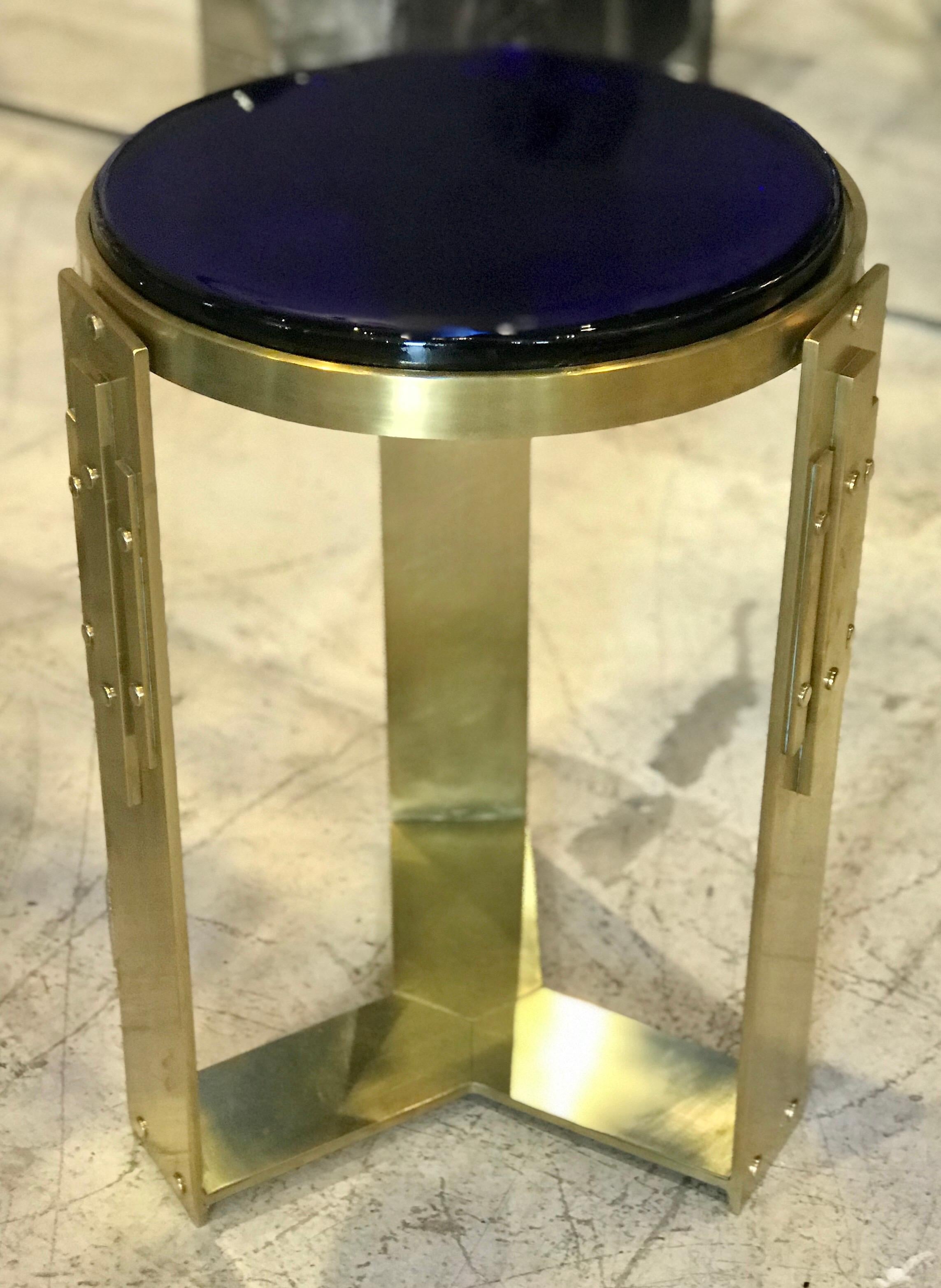 Mid-Century Modern Paire de tables d'appoint italiennes du milieu du siècle dernier en verre soufflé bleu cobalt épais et laiton en vente