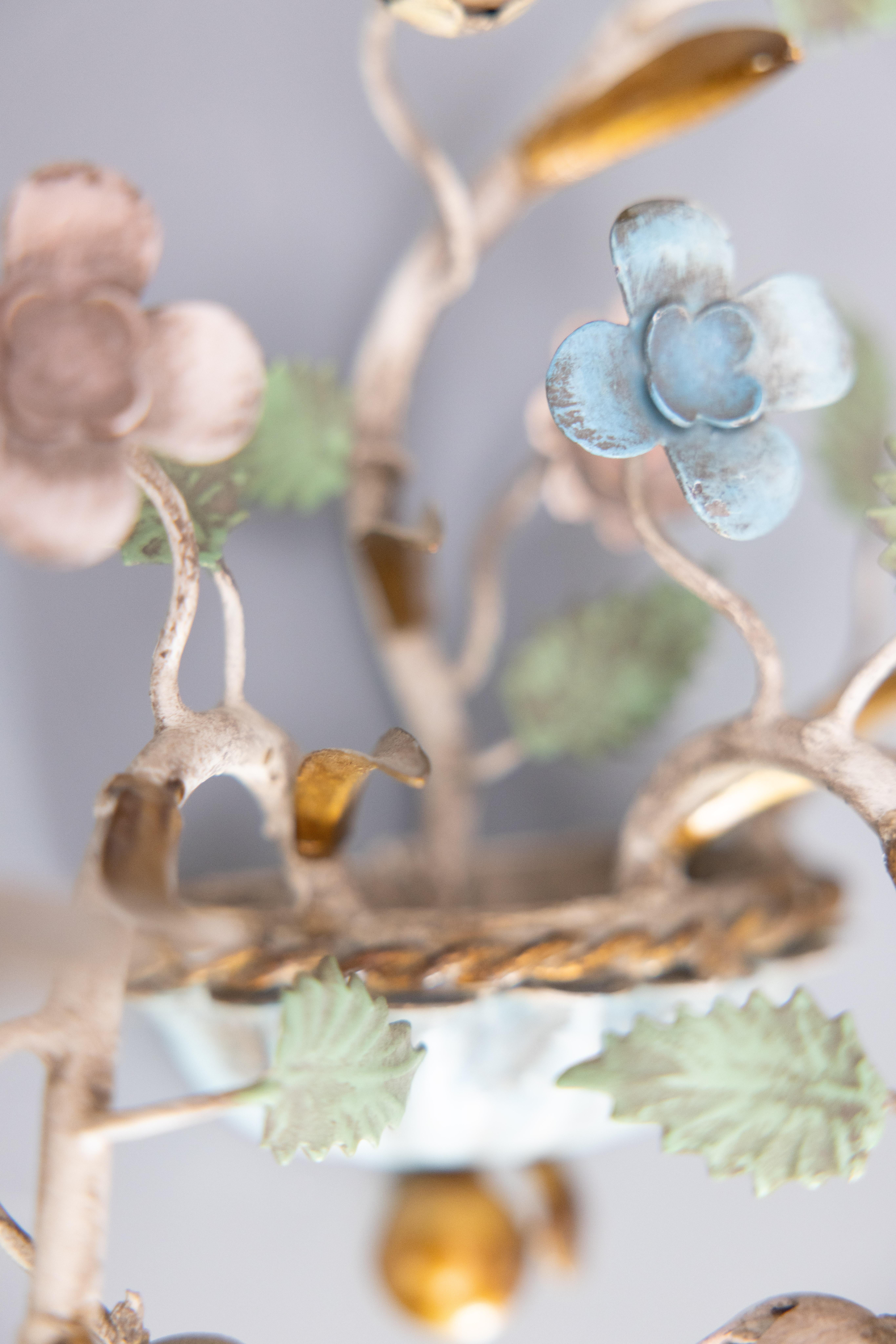 Pareja de candelabros florales de tojo italiano de mediados de siglo Chapa en venta