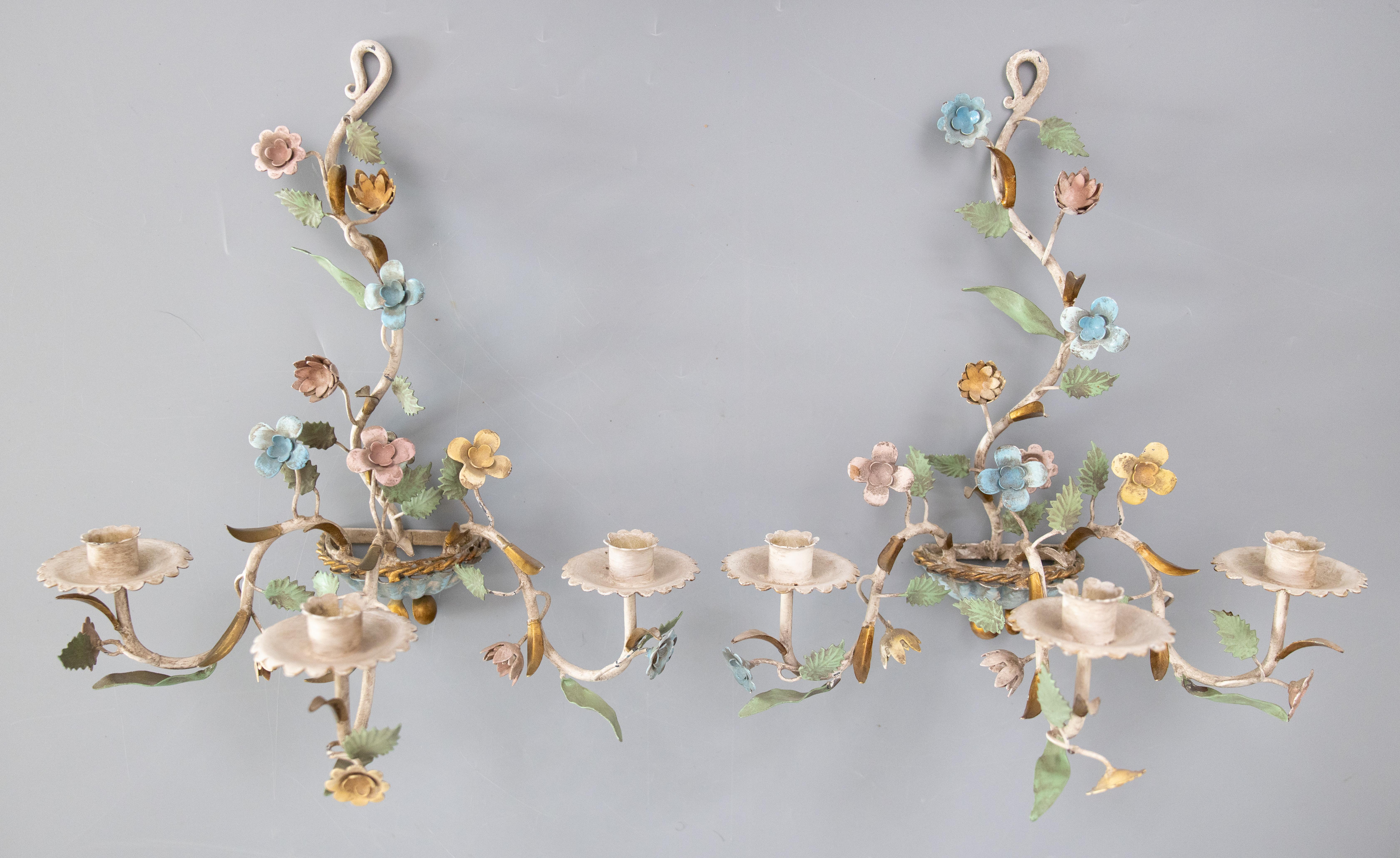 Pareja de candelabros florales de tojo italiano de mediados de siglo en venta 3