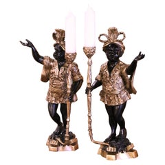 Paar italienische zweifarbige Kerzenhalter aus patinierter Bronze mit Figuren aus der Mitte des Jahrhunderts